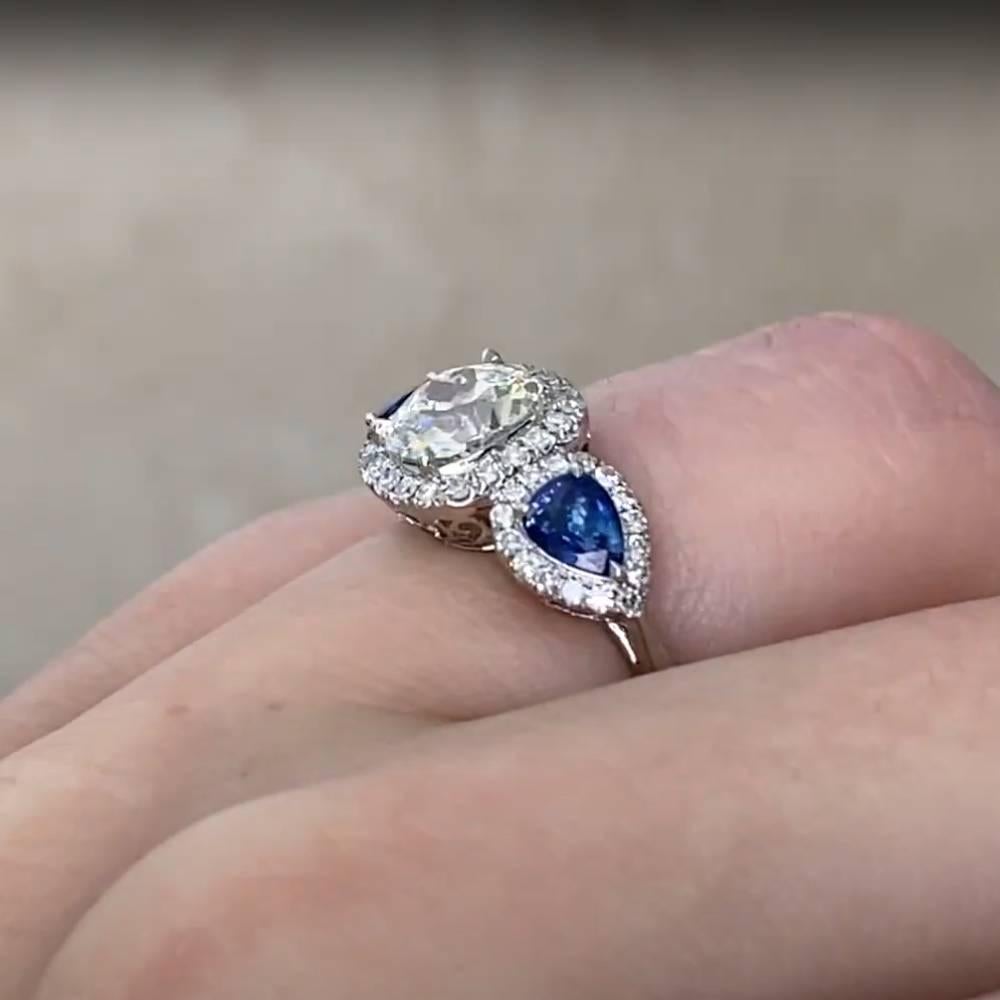Donna Anello con tre pietre, diamante antico con taglio a cuscino (circa 1,00 carati) e zaffiro in vendita