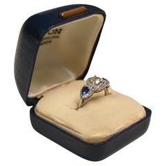 Anello con tre pietre, diamante antico con taglio a cuscino (circa 1,00 carati) e zaffiro