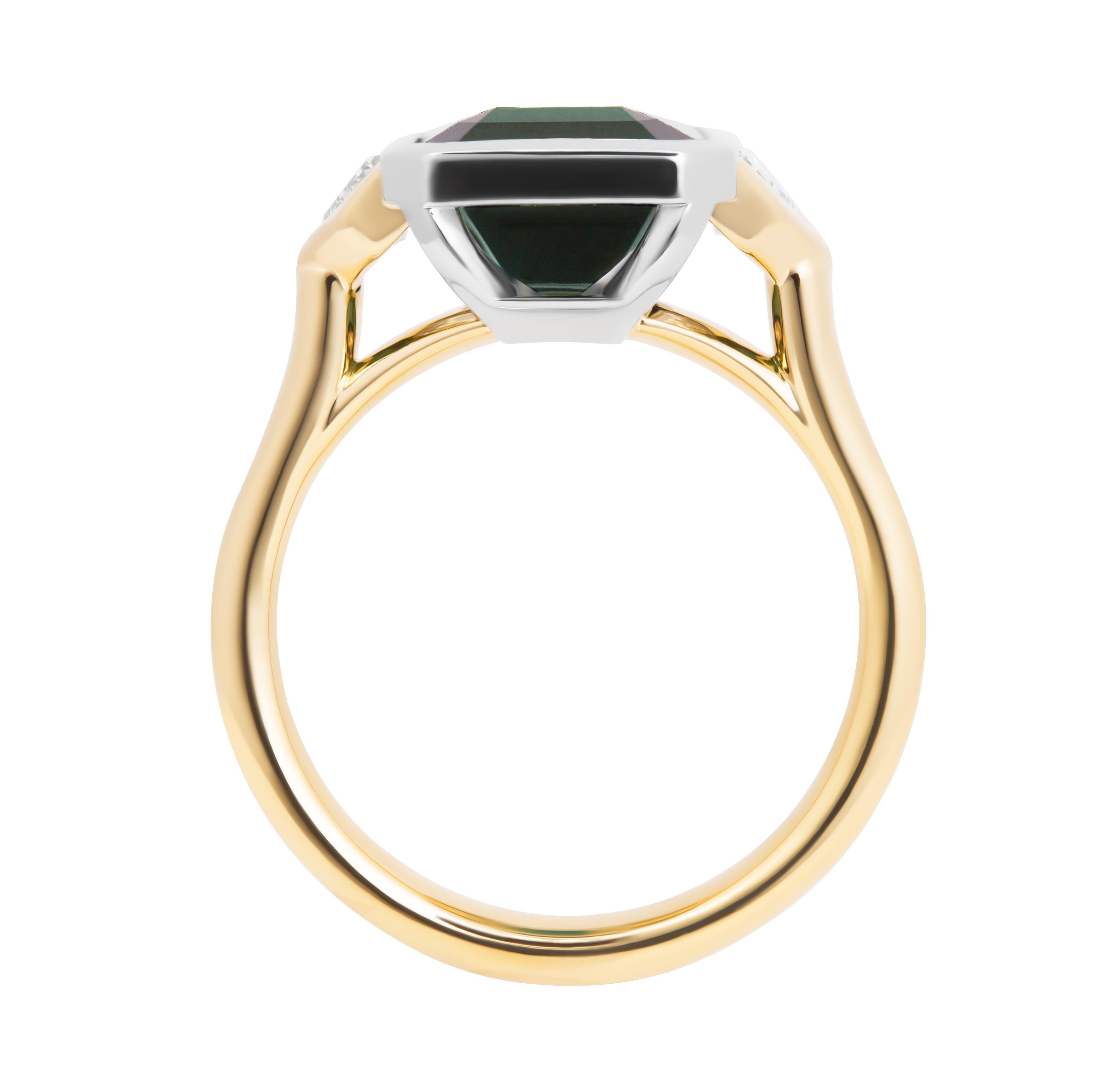 Anillo de tres piedras en platino y oro de 18 quilates con turmalina de 5,17 quilates

Centro: 
5,17 ct Turmalina verde talla esmeralda


Laterales: 
0,30ct G VVS2 GIA#2477247709 Diamante forma Cadillac
0,31ct D VS1 GIA#7481351955 Diamante en forma