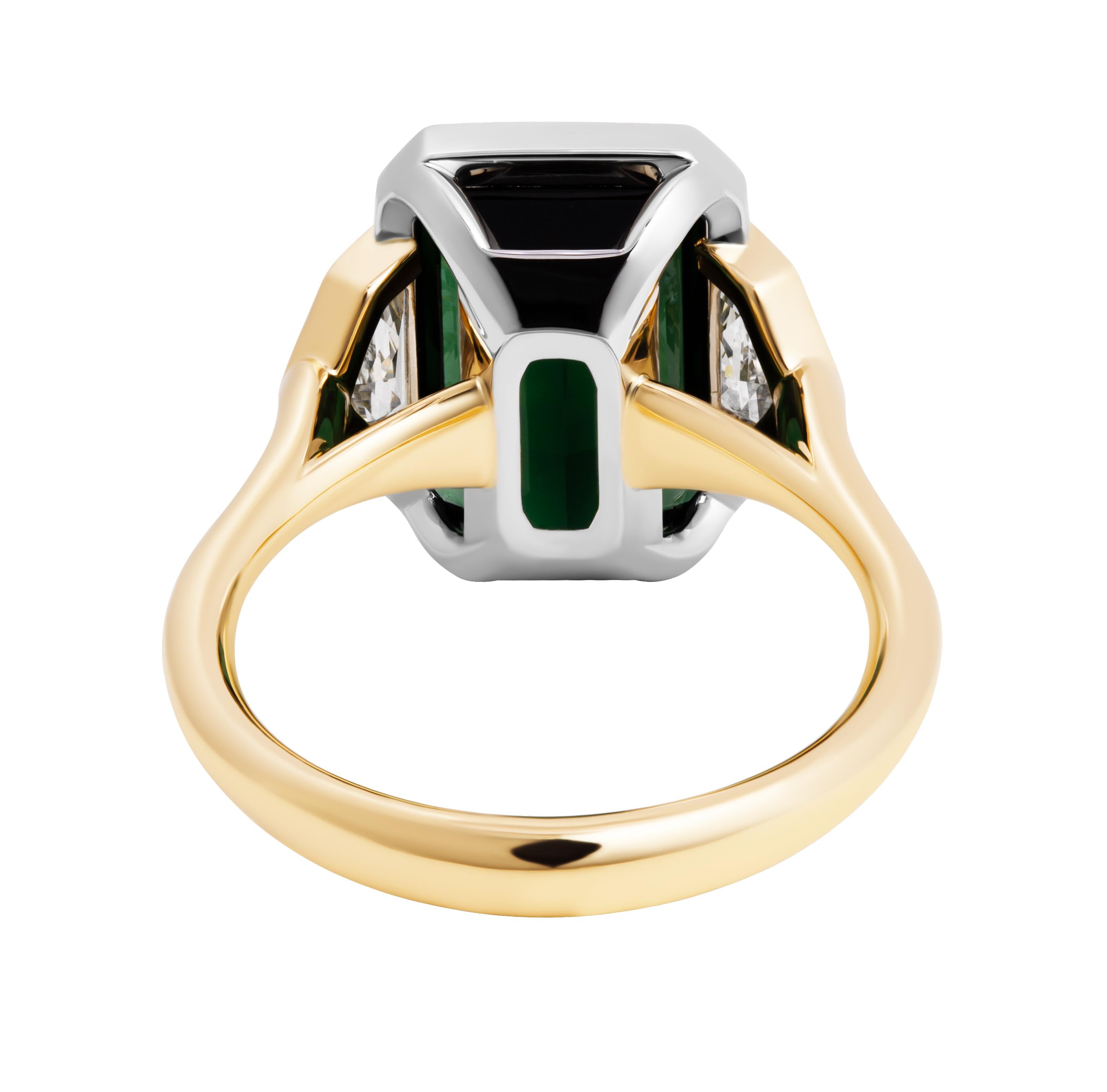 Anillo de tres piedras en platino y oro de 18 quilates con turmalina de 5,17 quilates Corte esmeralda en venta