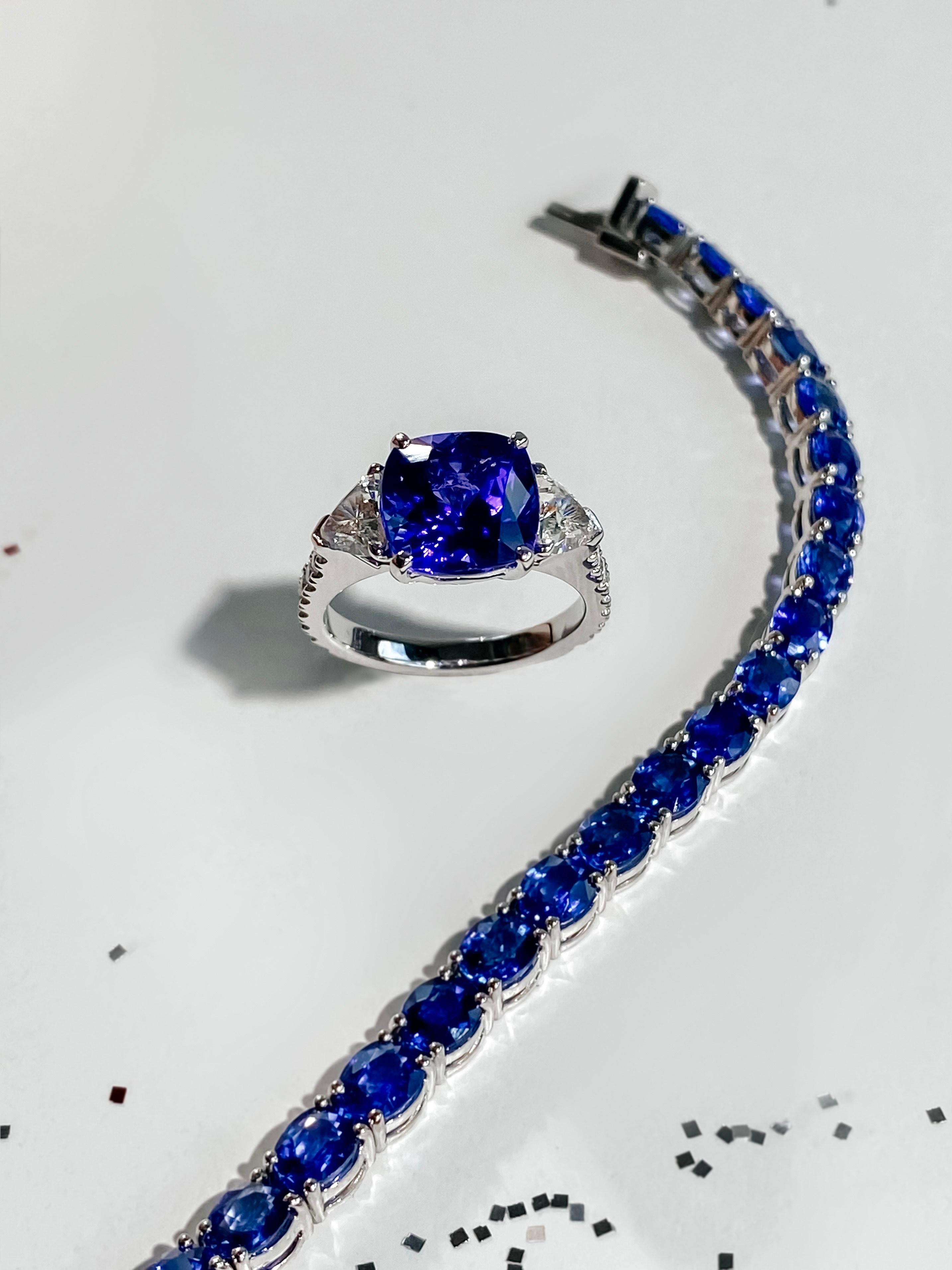 Three-Stone Ring with 3.62 Carat Tanzanite and Trillion Cut Diamonds In New Condition In Bangkok, TH