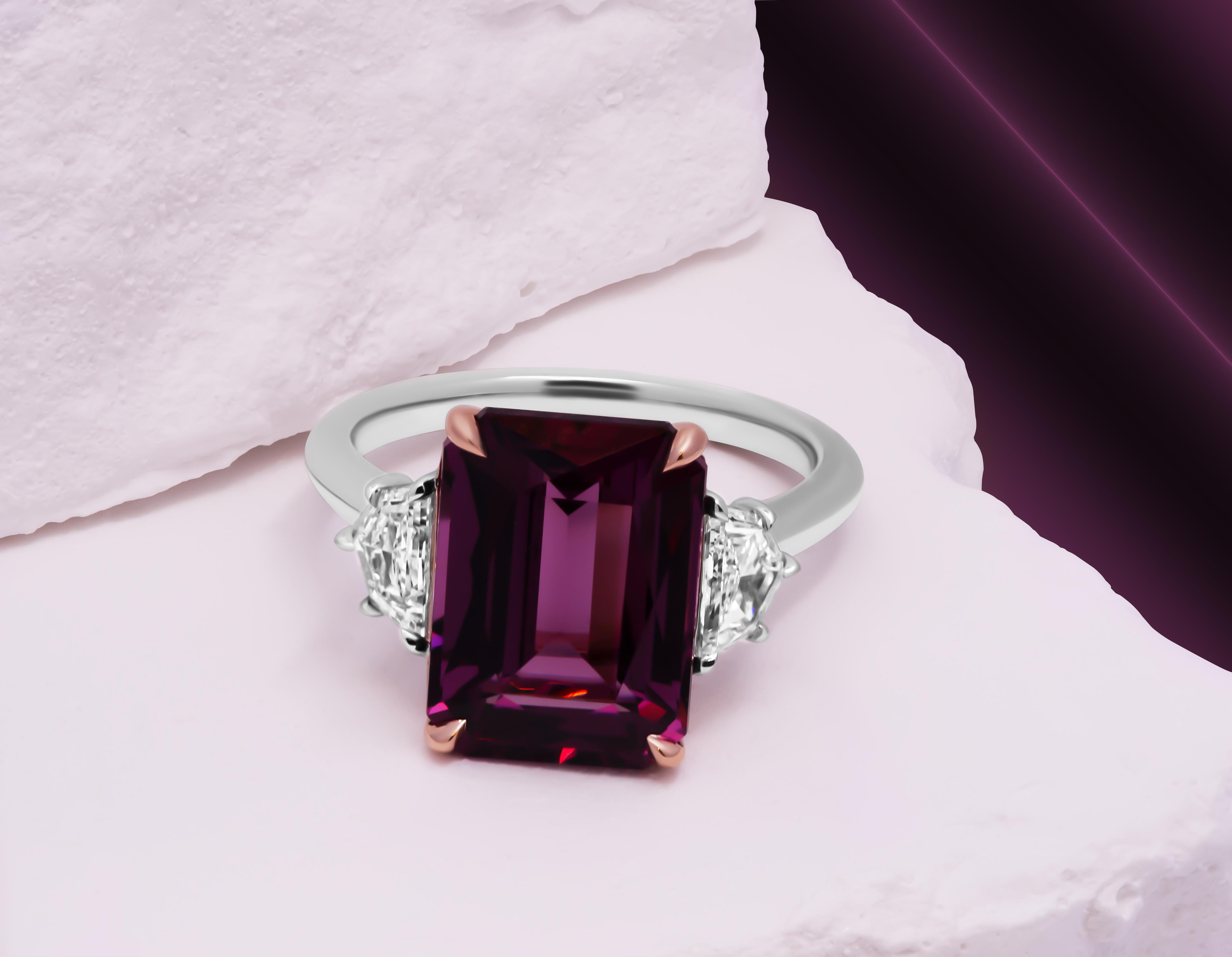 Three Stone Ring with 7.05ct Purple Garnet In New Condition For Sale In New York, NY
