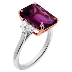 Anello con tre pietre e granato viola da 7,05 carati