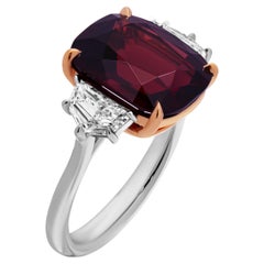 Anello con tre pietre e granato rosso da 7,31 carati