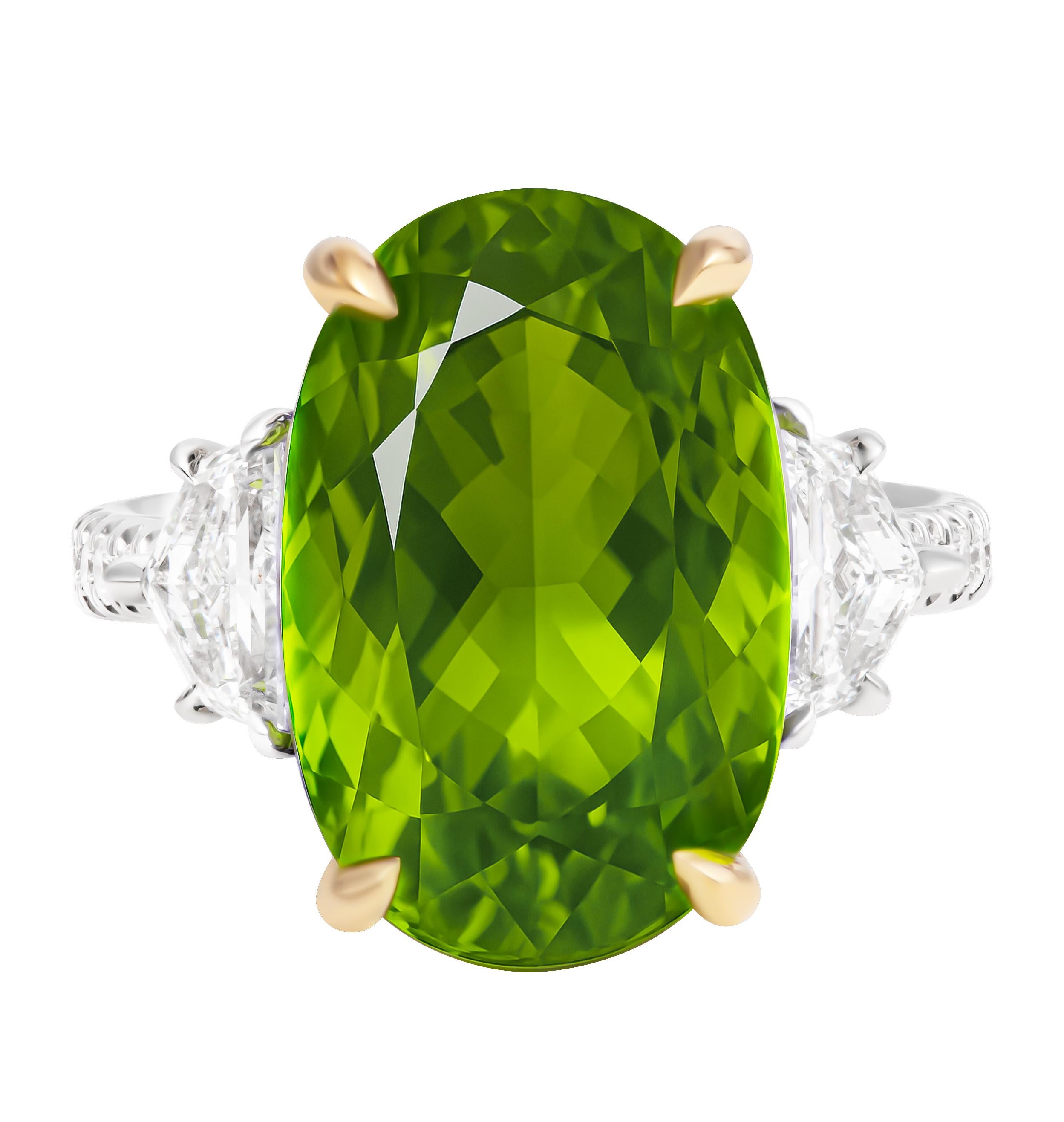 Dreisteinring mit grünem Peridot aus Platin mit 18k Gelbgold 
Mittelstein ist 9,24ct Peridot 
GIA-zertifizierte Nebensteine:
0,40ct D IF GIA#2477445699 Diamant in Cadillac-Form
0,40ct D VVS1 GIA#7478444302 Diamant in Cadillac-Form

Pave insgesamt: