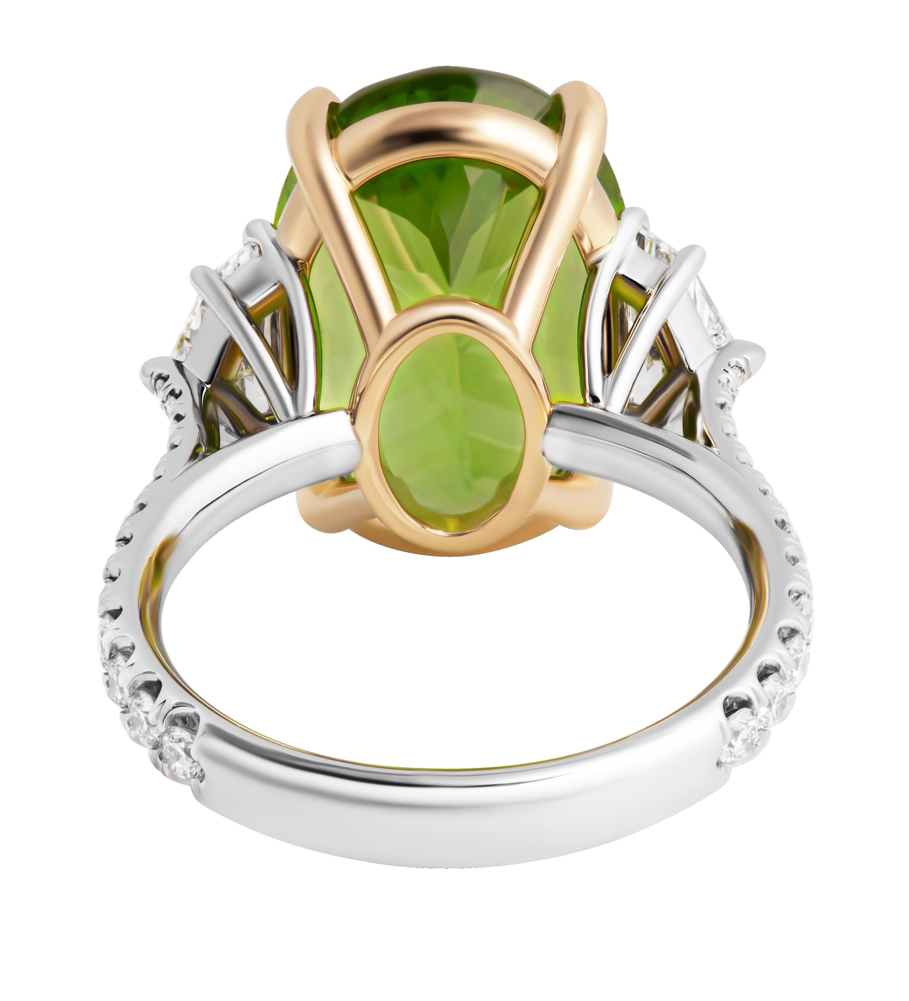 Dreisteinring mit grünem Peridot (Moderne) im Angebot