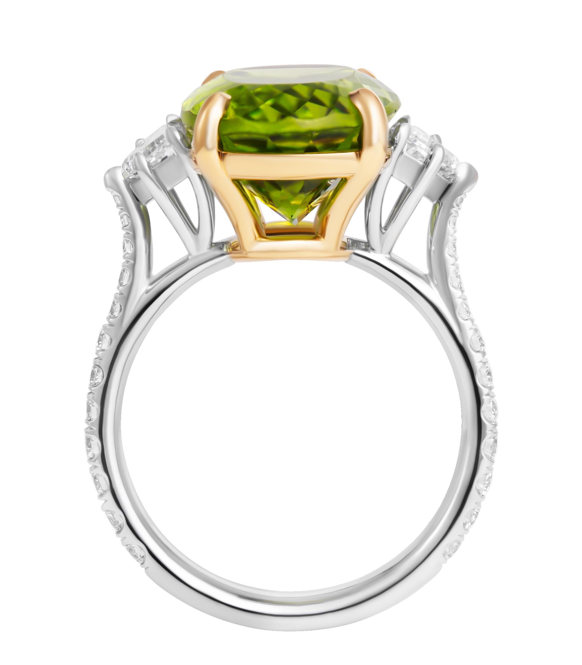 Dreisteinring mit grünem Peridot (Ovalschliff) im Angebot