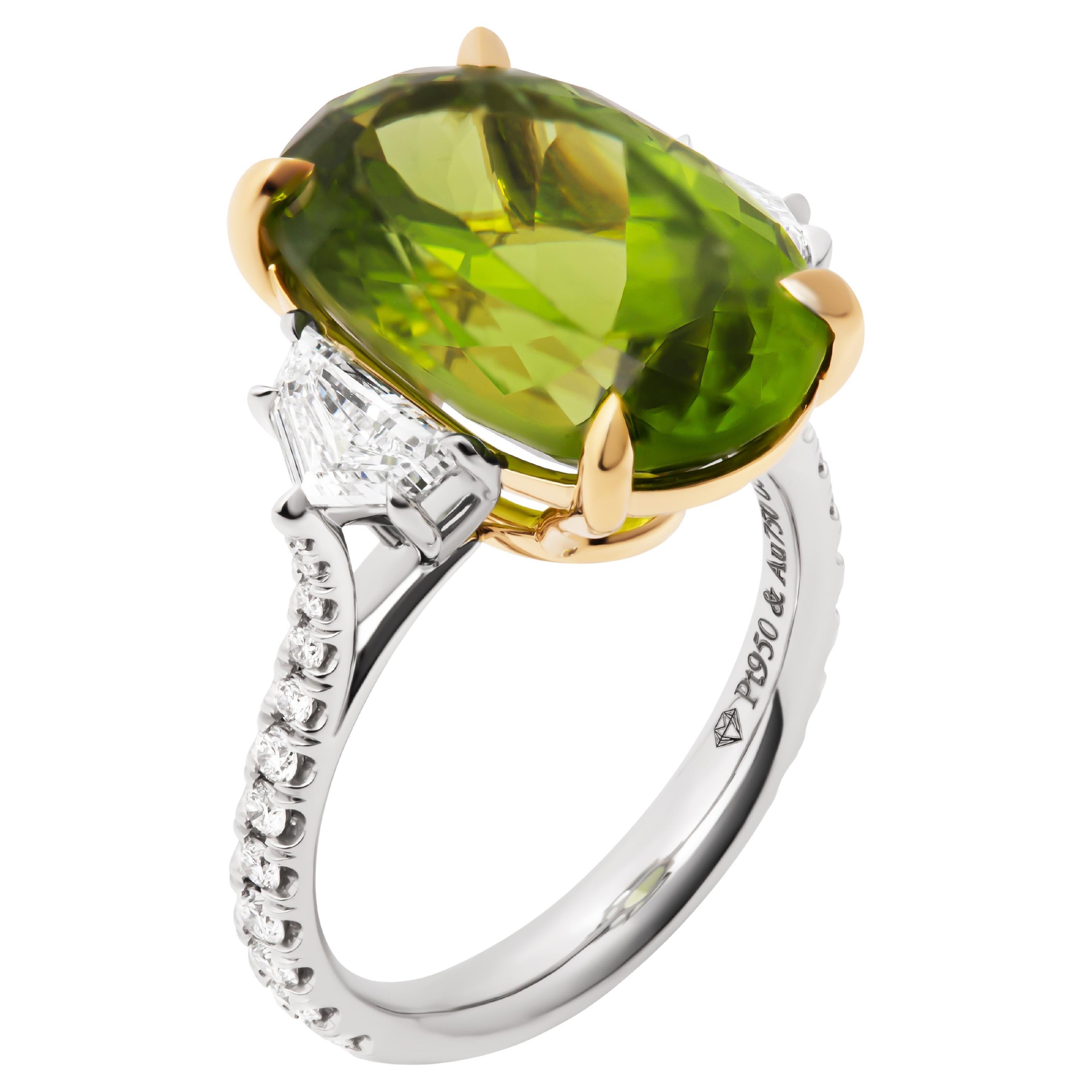 Dreisteinring mit grünem Peridot im Angebot