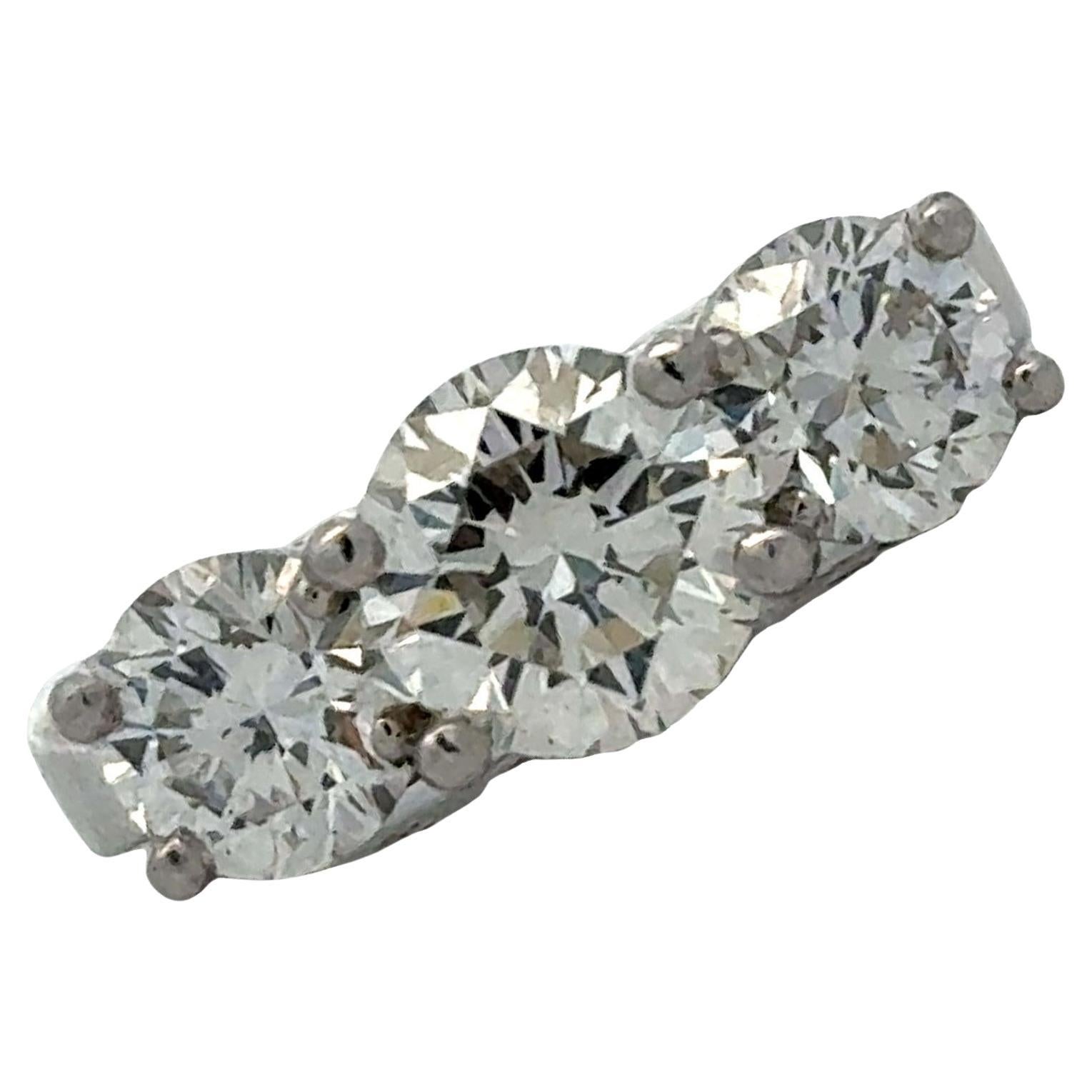 Platin-Ehering mit drei Steinen im runden Brillantschliff und Diamant