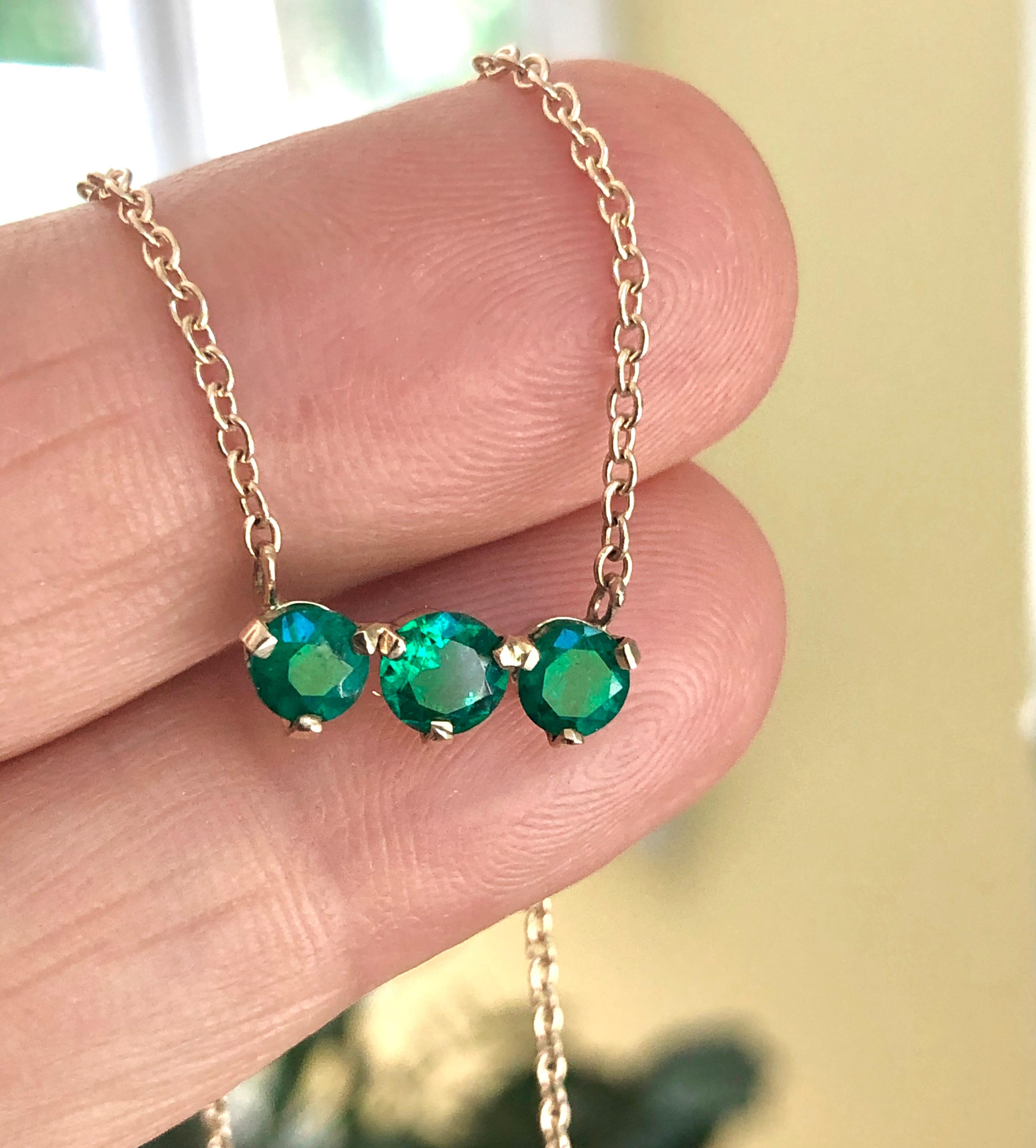 Three-Stone Round Colombian Emerald Gold Chain Pendant Necklace 4