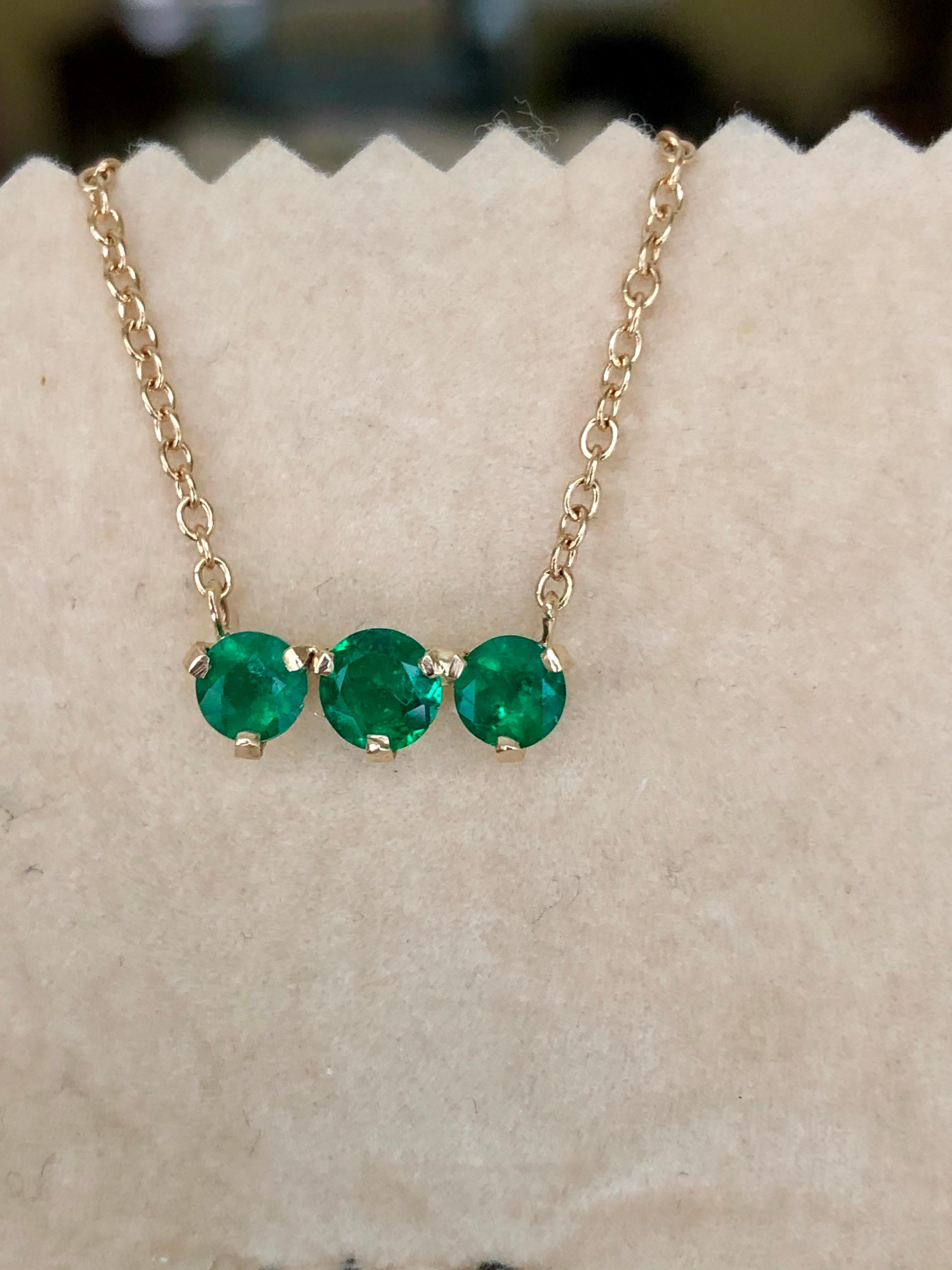 Three-Stone Round Colombian Emerald Gold Chain Pendant Necklace 2