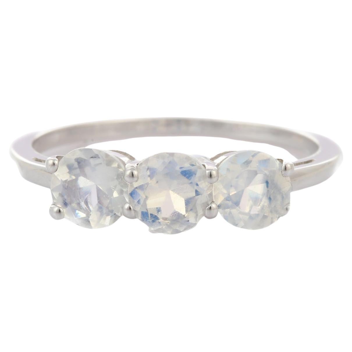 3 Karat Klassischer Ring mit drei Steinen im Rundschliff Rubin und Diamant aus 18 Karat Weißgold