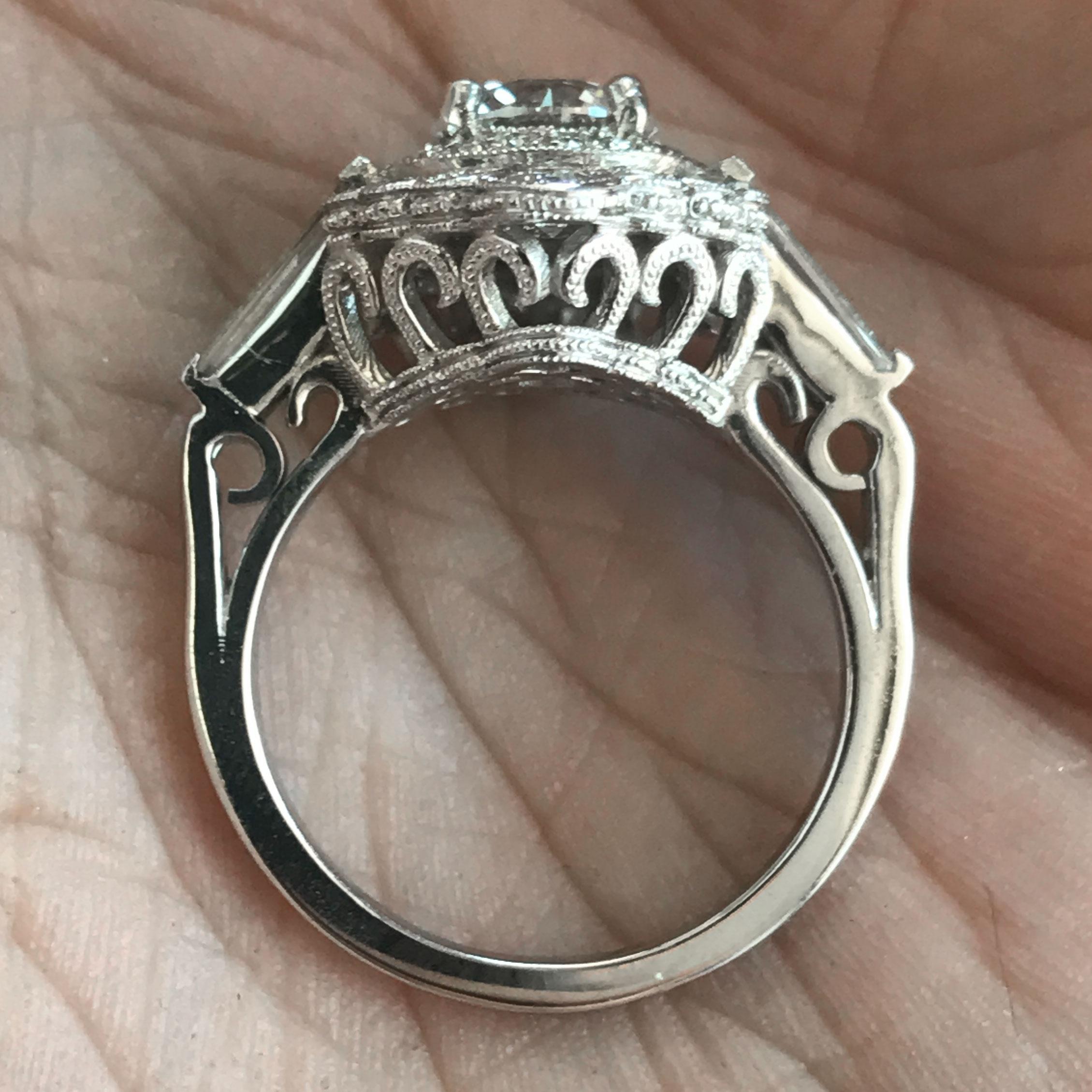 Dreisteiniger runder Diamant-Verlobungsring 14 Karat W, Ben Dannie (Moderne) im Angebot