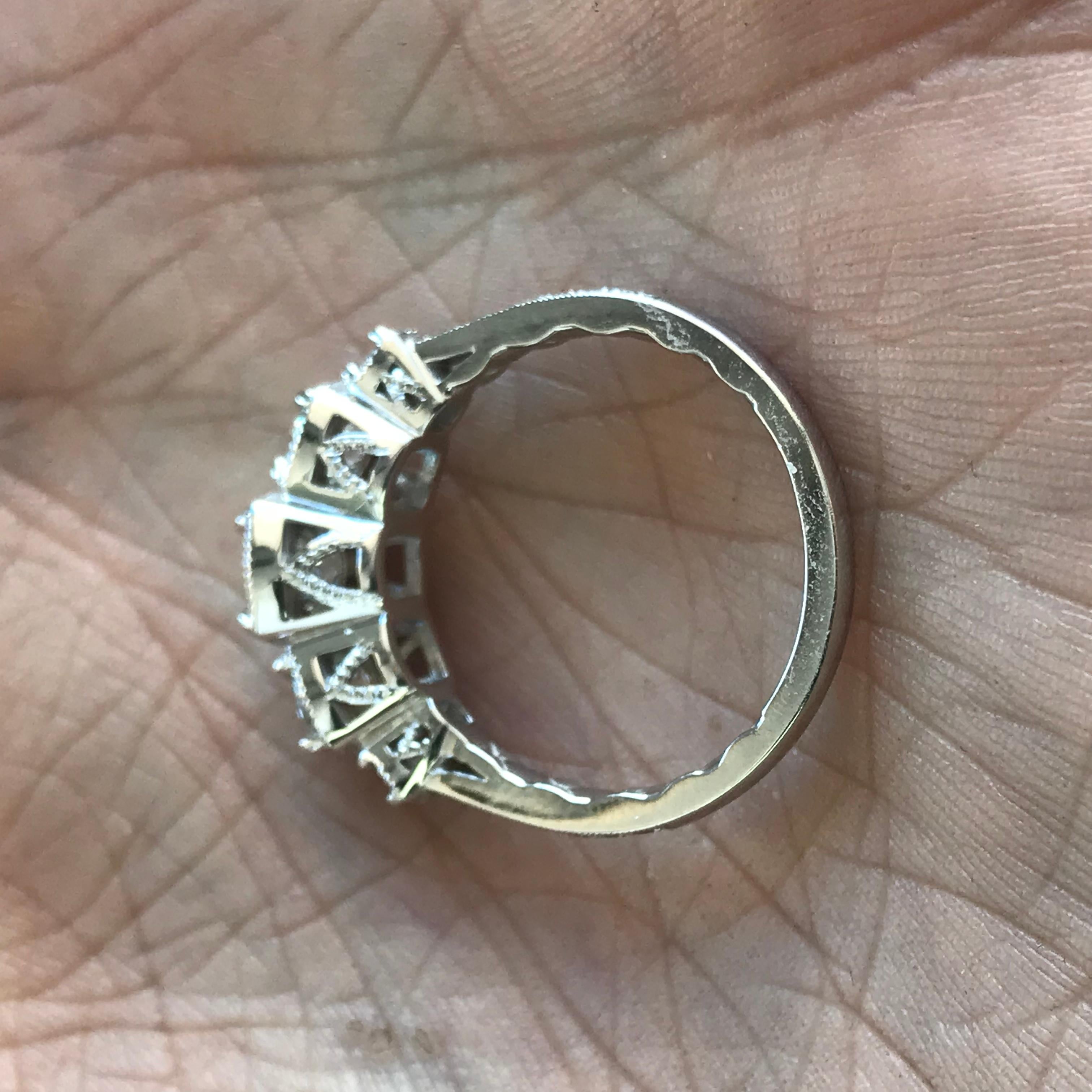 Dreisteiniger runder Diamant-Verlobungsring 14 Karat W, Ben Dannie im Zustand „Neu“ im Angebot in West Hollywood, CA