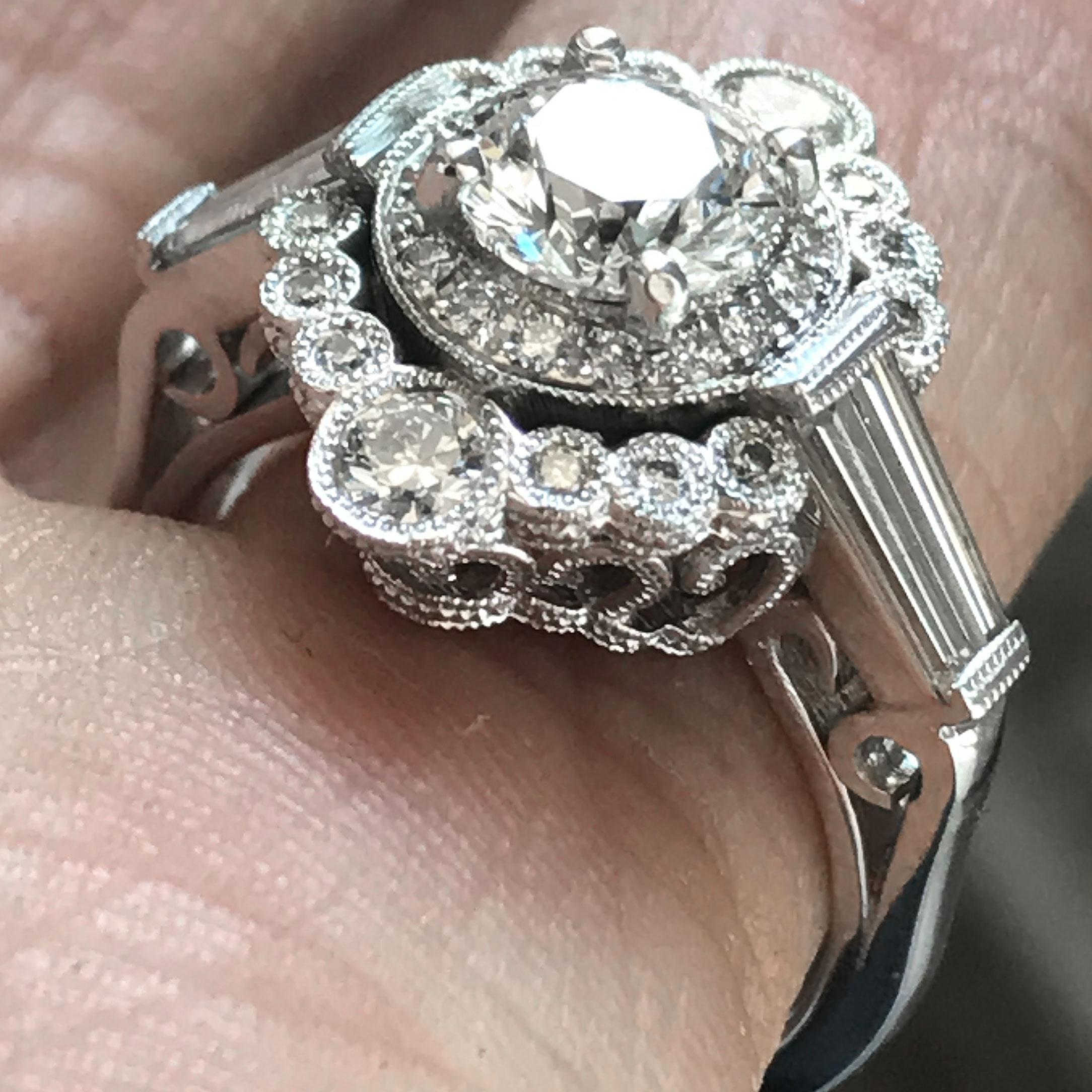 Dreisteiniger runder Diamant-Verlobungsring 14 Karat W, Ben Dannie im Zustand „Neu“ im Angebot in West Hollywood, CA