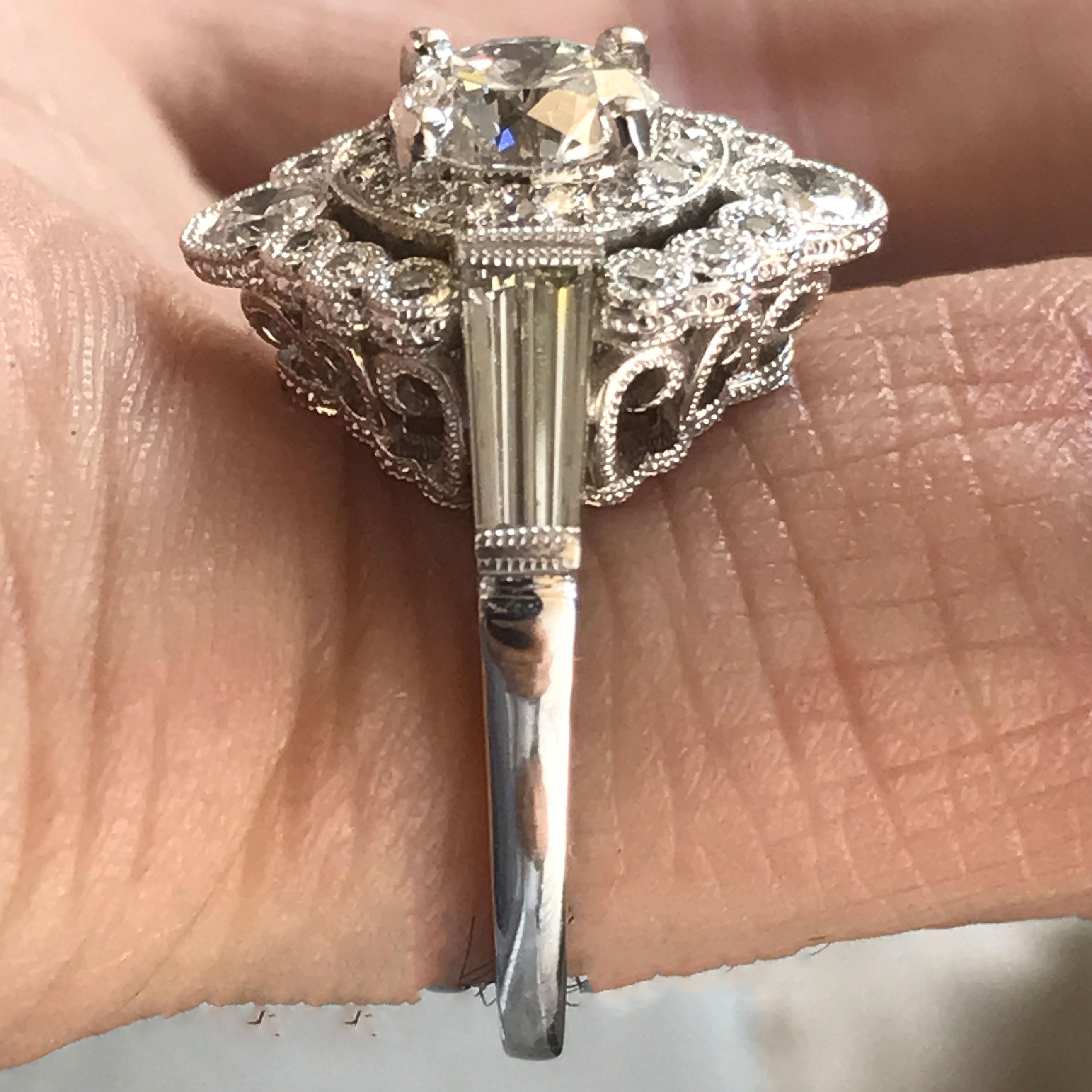 Dreisteiniger runder Diamant-Verlobungsring 14 Karat W, Ben Dannie Damen im Angebot