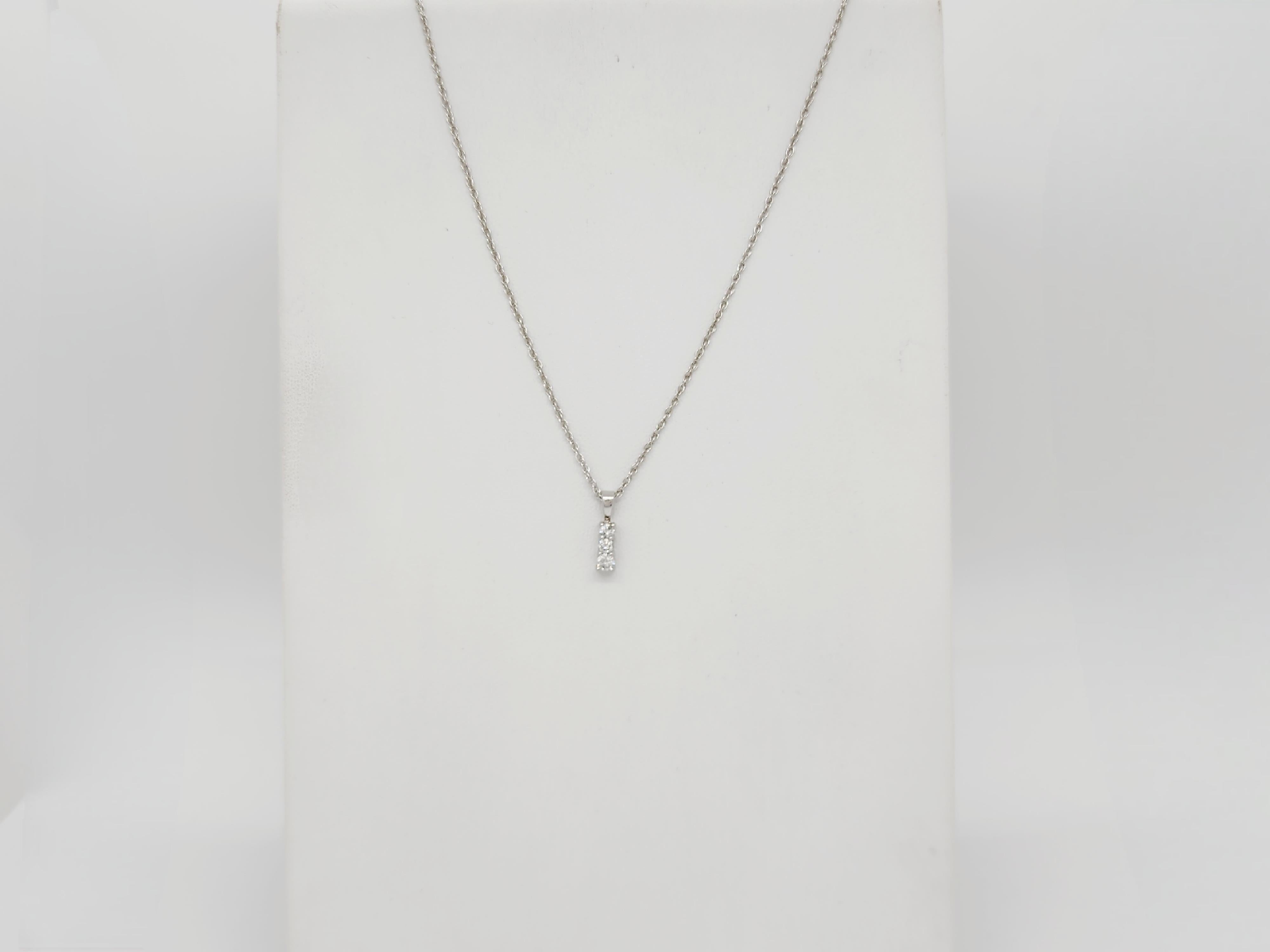 Three Stone Round Diamond Pendant Necklace in 14k White Gold In New Condition For Sale In Los Angeles, CA