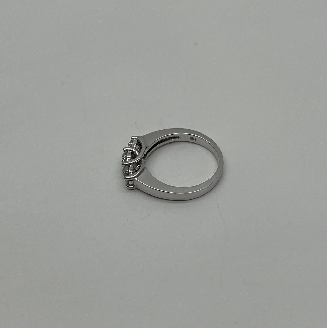 Statement-Ring aus Weißgold mit drei Steinen in runder Form mit weißem Diamanten im Brillantschliff im Zustand „Neu“ im Angebot in Oakton, VA