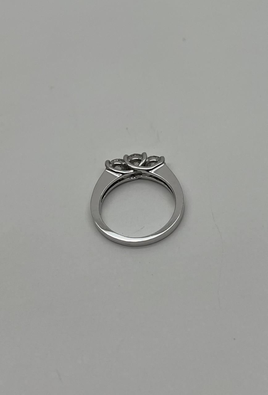 Statement-Ring aus Weißgold mit drei Steinen in runder Form mit weißem Diamanten im Brillantschliff Damen im Angebot
