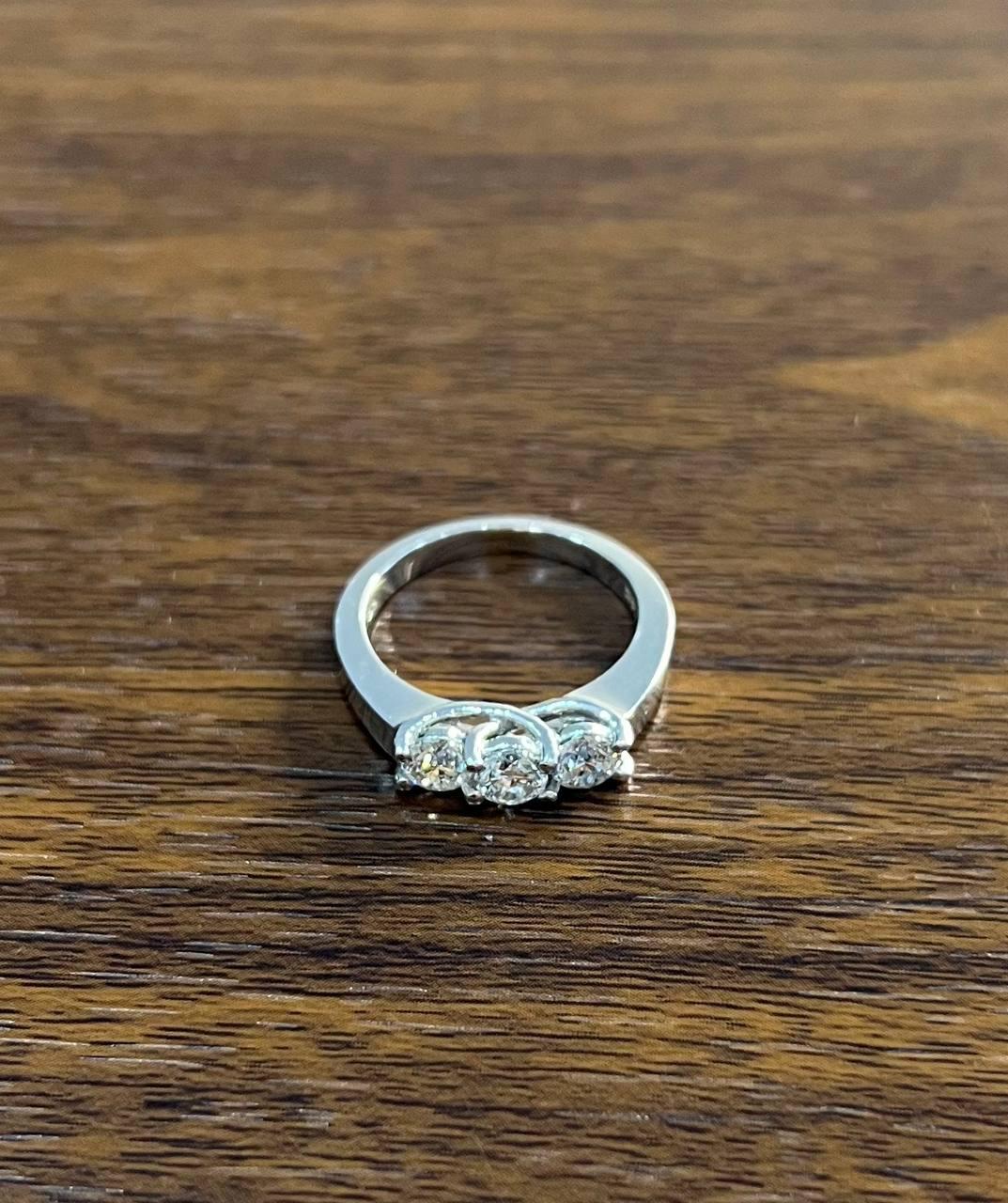 Statement-Ring aus Weißgold mit drei Steinen in runder Form mit weißem Diamanten im Brillantschliff im Angebot 1