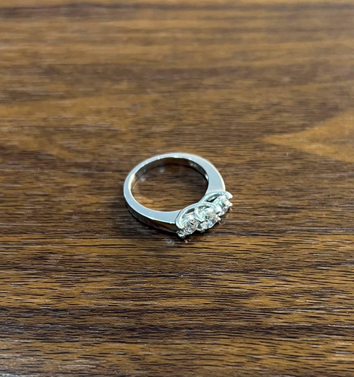 Statement-Ring aus Weißgold mit drei Steinen in runder Form mit weißem Diamanten im Brillantschliff im Angebot 2