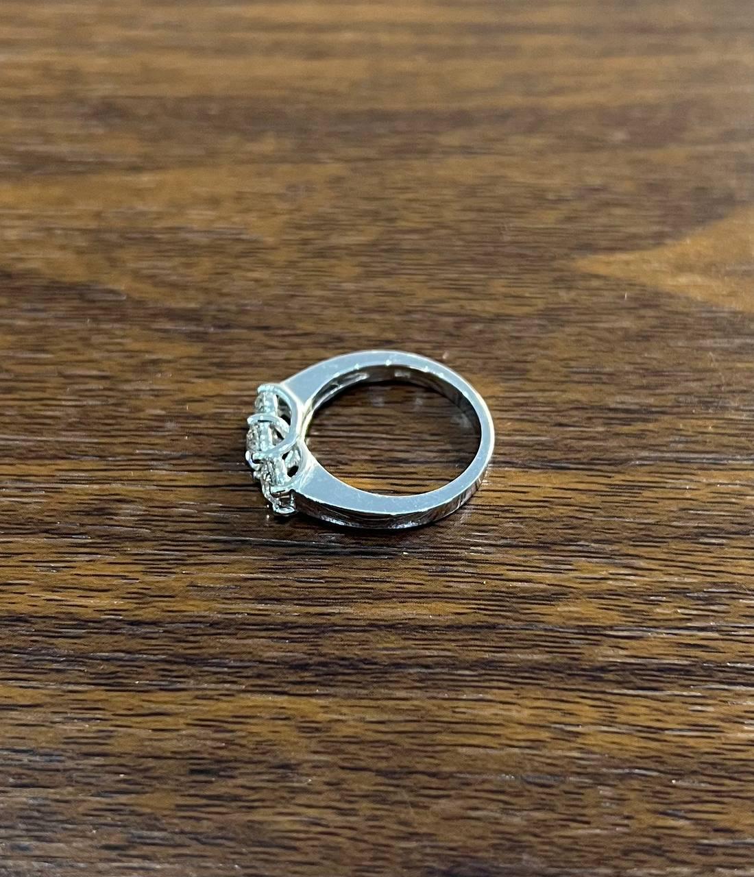 Statement-Ring aus Weißgold mit drei Steinen in runder Form mit weißem Diamanten im Brillantschliff im Angebot 3