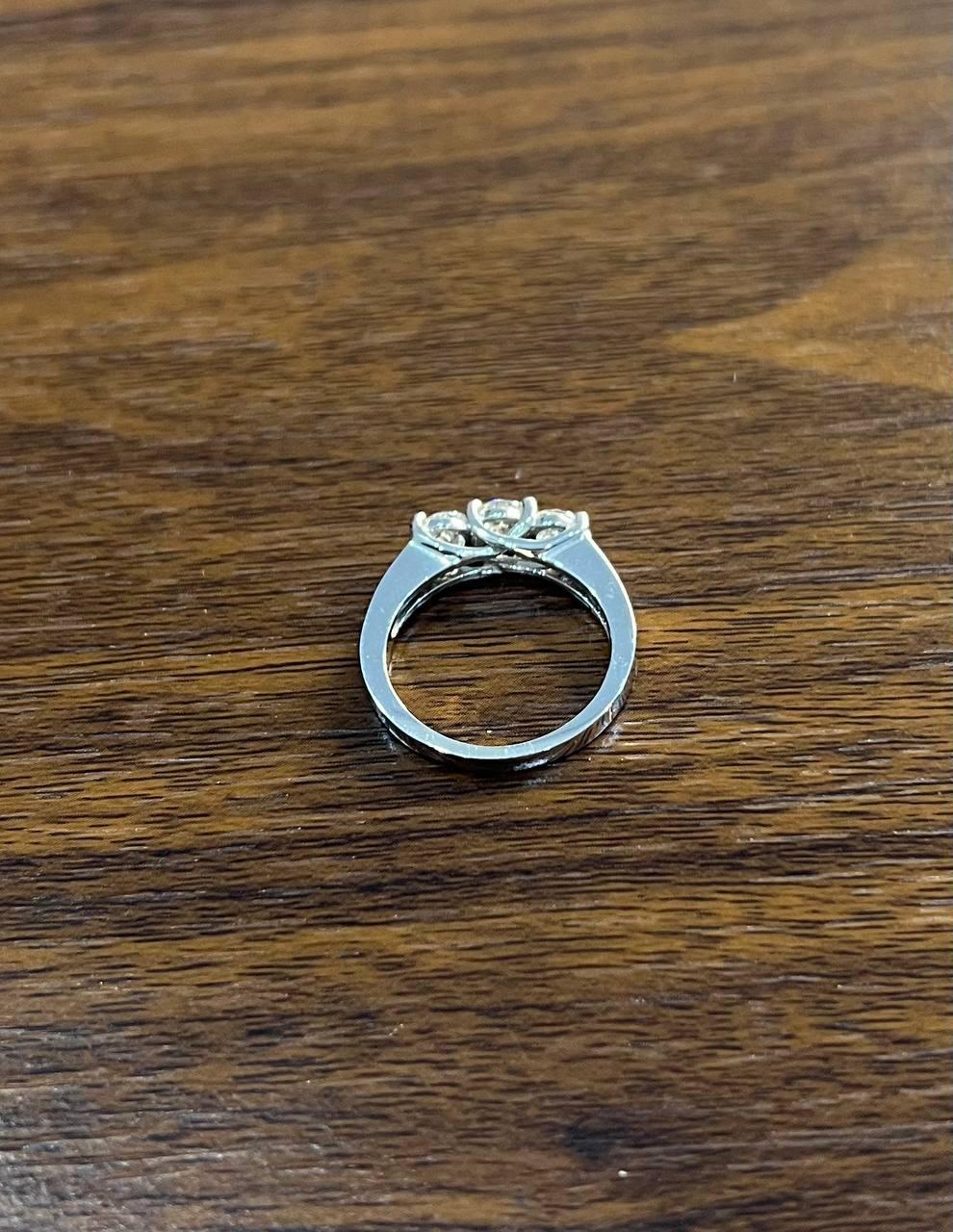 Statement-Ring aus Weißgold mit drei Steinen in runder Form mit weißem Diamanten im Brillantschliff im Angebot 4