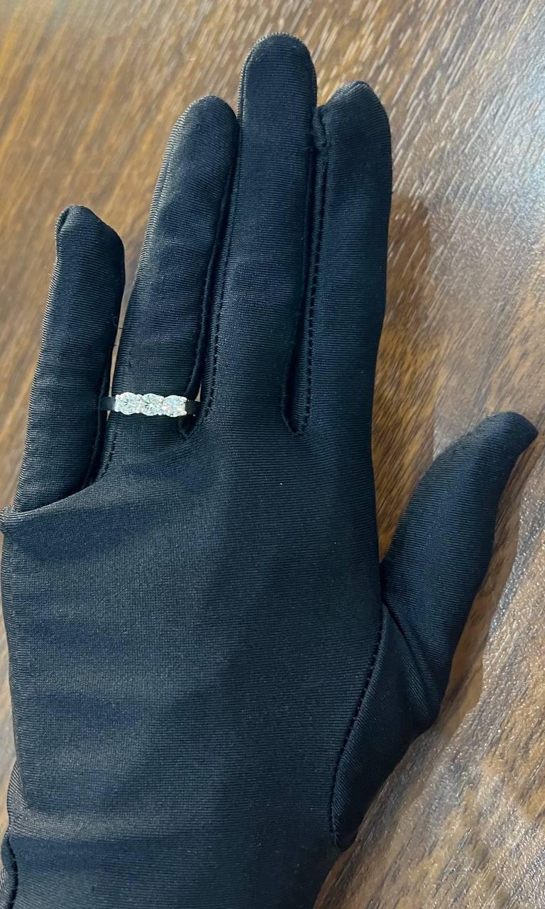 Statement-Ring aus Weißgold mit drei Steinen in runder Form mit weißem Diamanten im Brillantschliff im Angebot 5