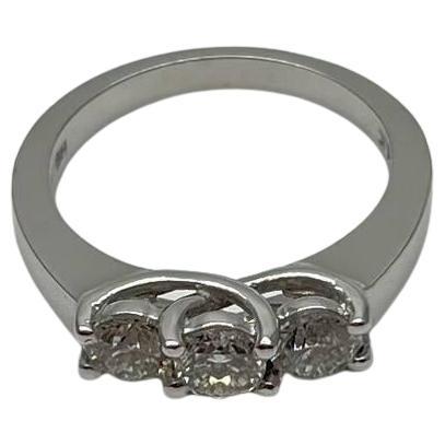 Statement-Ring aus Weißgold mit drei Steinen in runder Form mit weißem Diamanten im Brillantschliff im Angebot