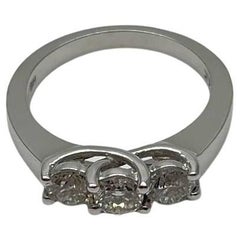 Bague de déclaration en or blanc à trois pierres, diamant blanc de forme ronde et taille brillante