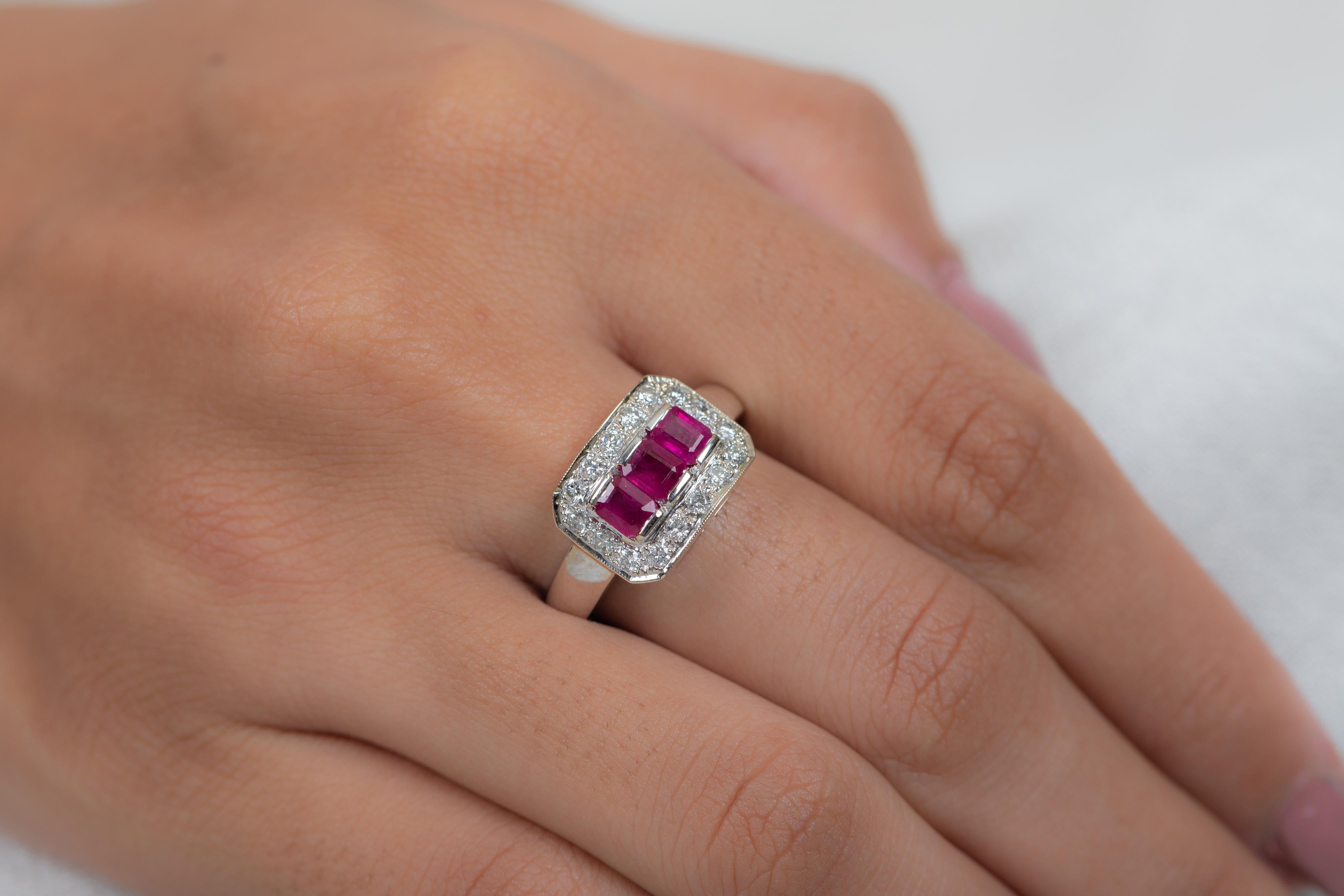 En vente :  Bague de fiançailles à trois pierres en or blanc 18 carats, rubis et diamants en grappe 6