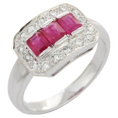 Bague de fiançailles à trois pierres en or blanc 18 carats, rubis et diamants en grappe