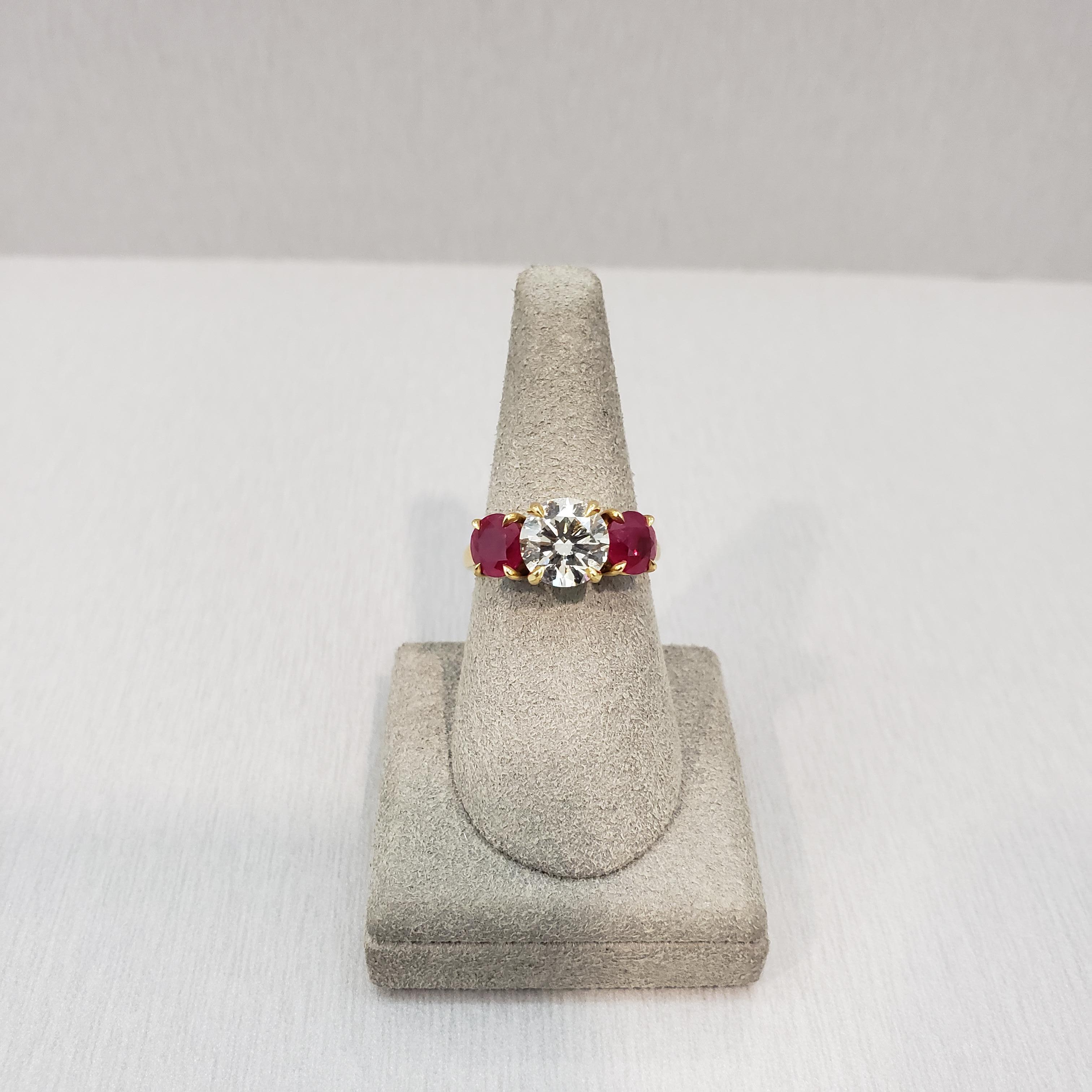 Taille ronde Bague de fiançailles à trois pierres rubis et diamants en vente
