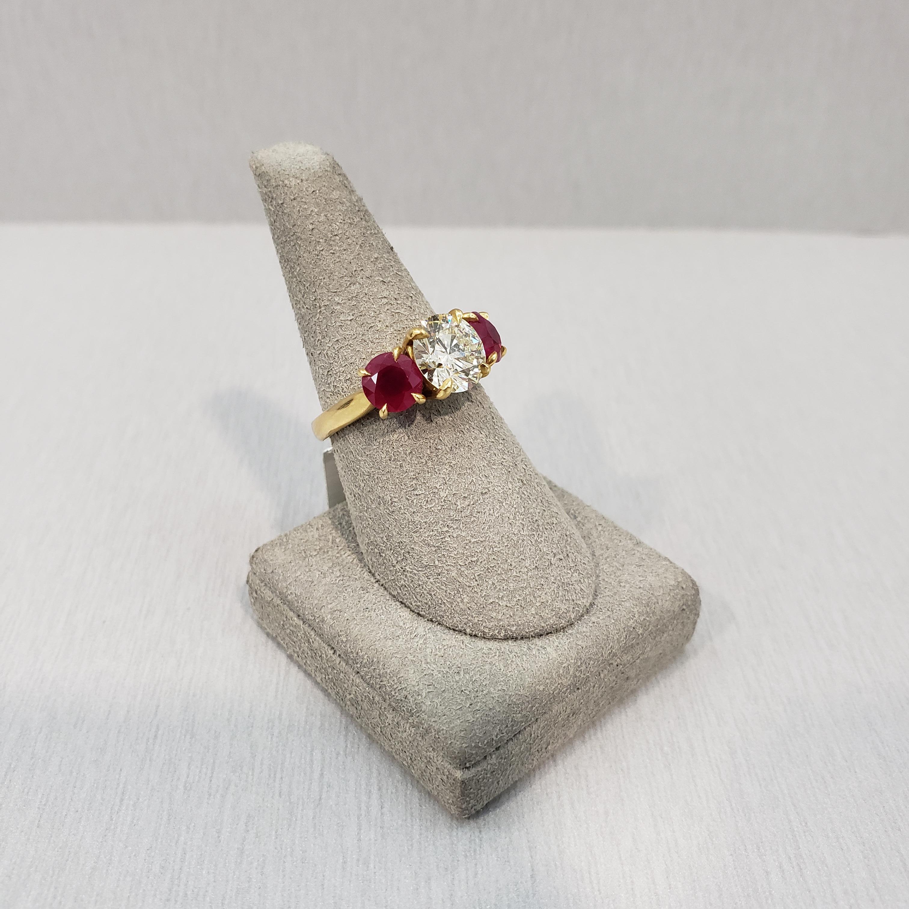 Bague de fiançailles à trois pierres rubis et diamants Neuf - En vente à New York, NY