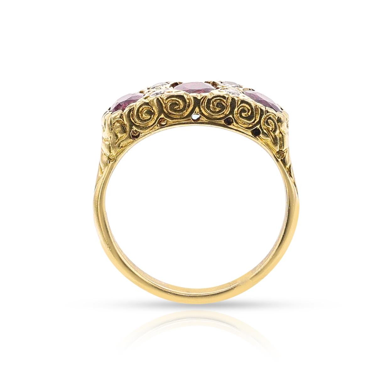 Anello con tre pietre di rubino e diamanti, 18 carati In condizioni ottime in vendita a New York, NY
