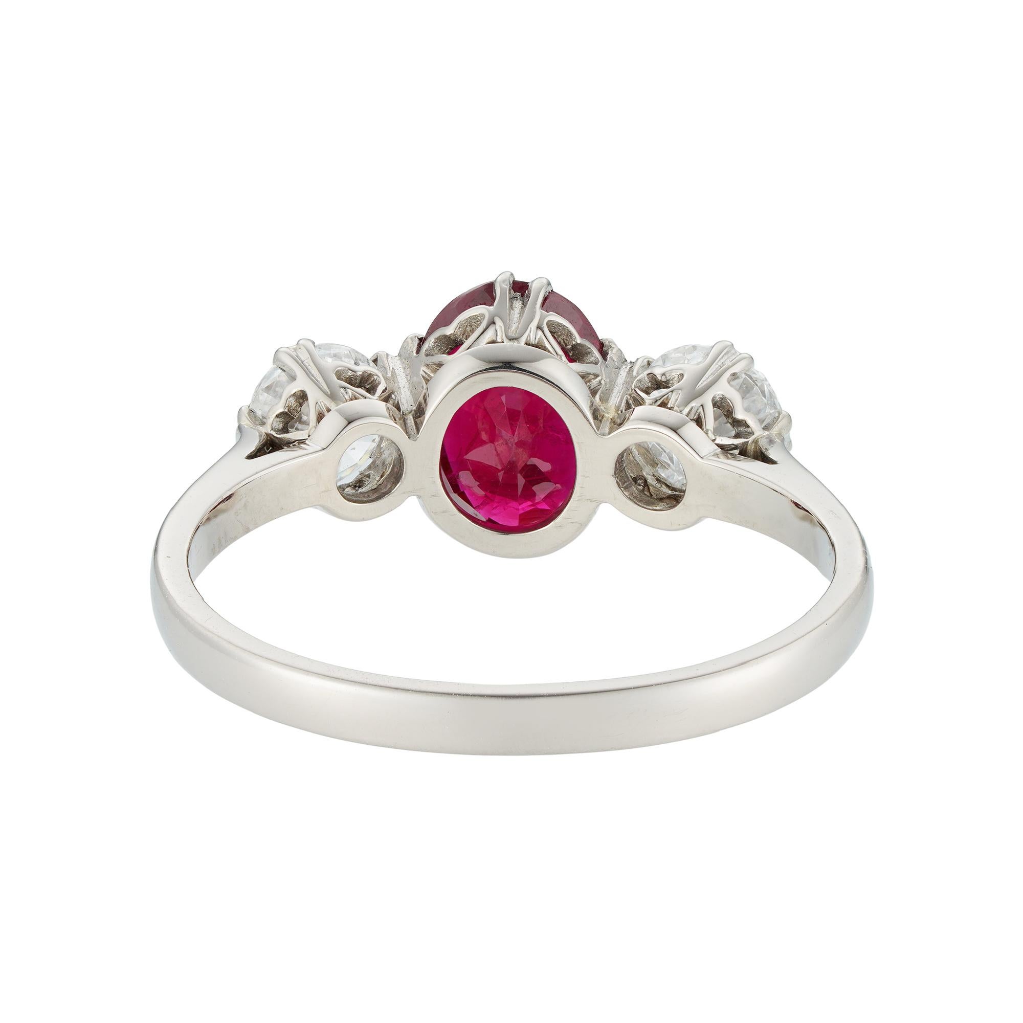 Anillo de rubíes y diamantes de tres piedras Moderno en venta