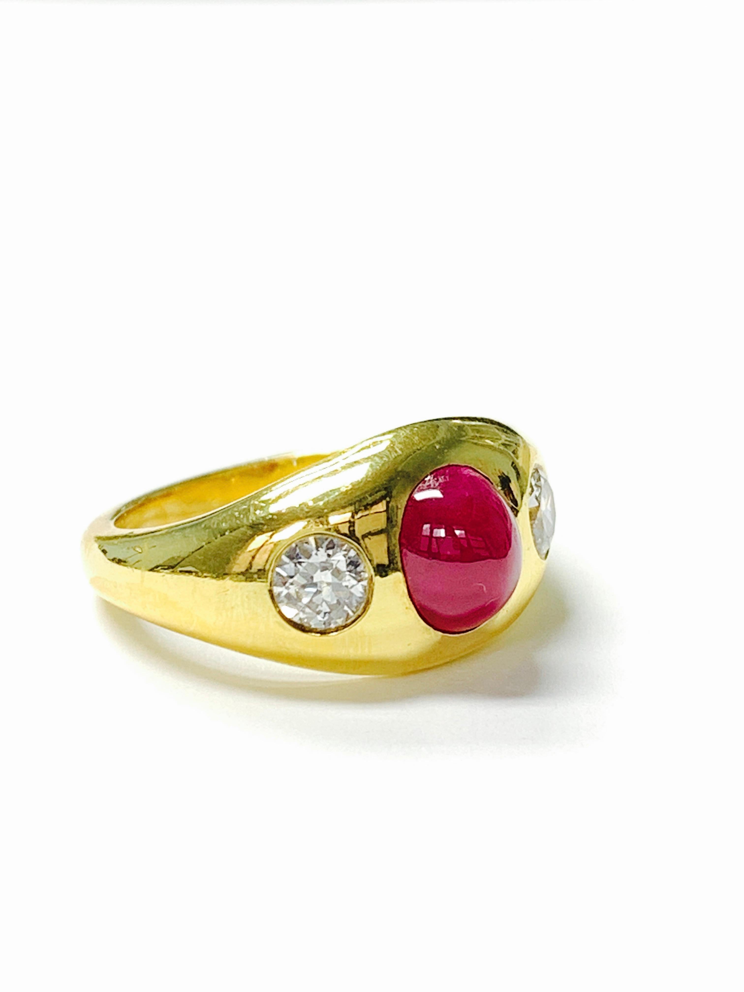 Bague à trois pierres en or jaune 14 carats avec rubis et diamants Neuf - En vente à New York, NY