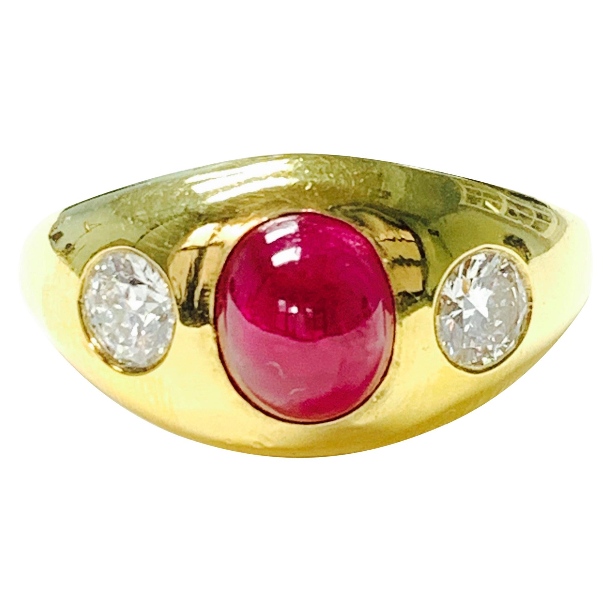 Bague à trois pierres en or jaune 14 carats avec rubis et diamants en vente