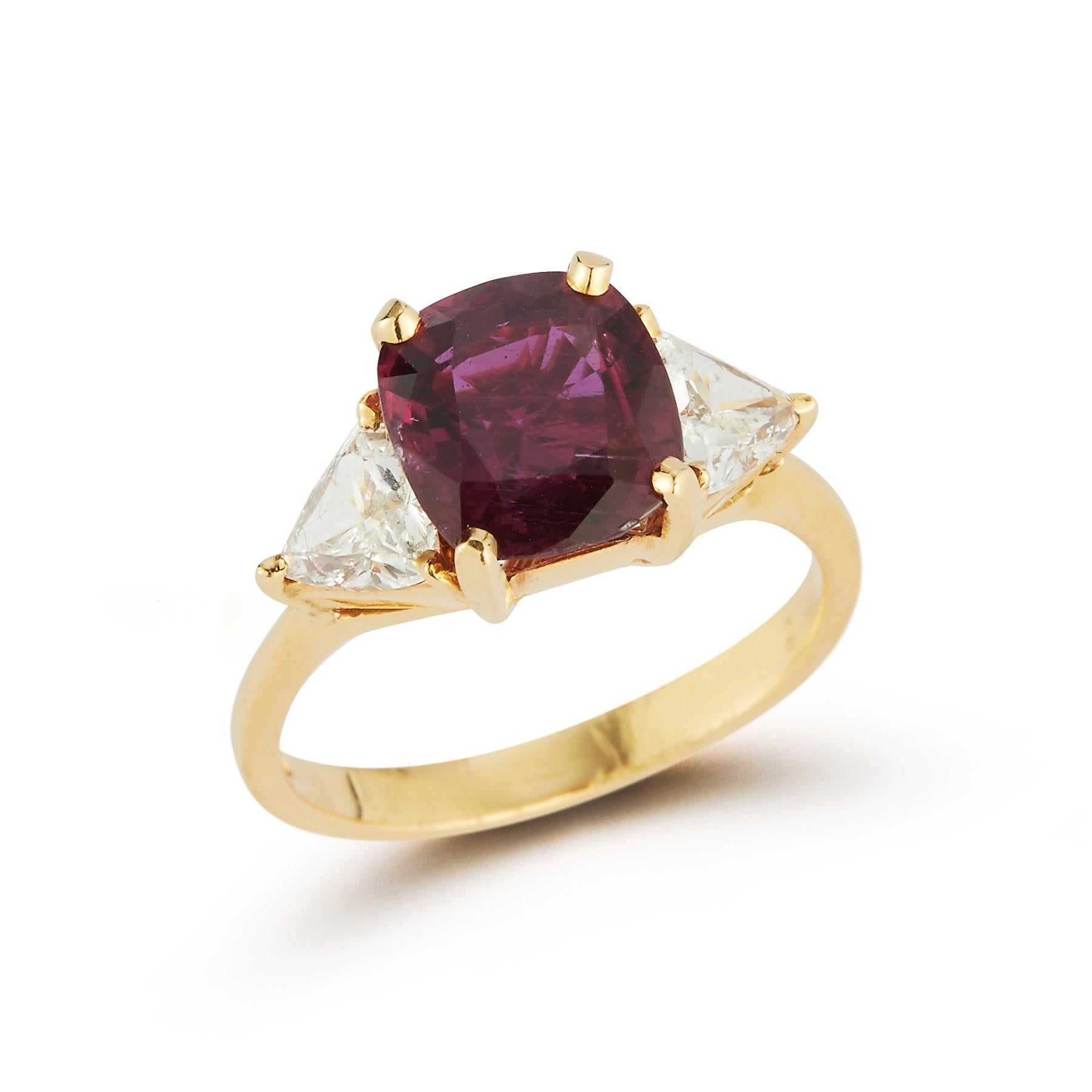 Three Stone Ruby & Diamonds Ring

Cushion Cut Ruby 3.25 Carats Surrounded by 2 Triangle Cut Diamonds approximately 0.89 Carats

18k Gold

Ring Size: 6.5

Resizable Free of Charge