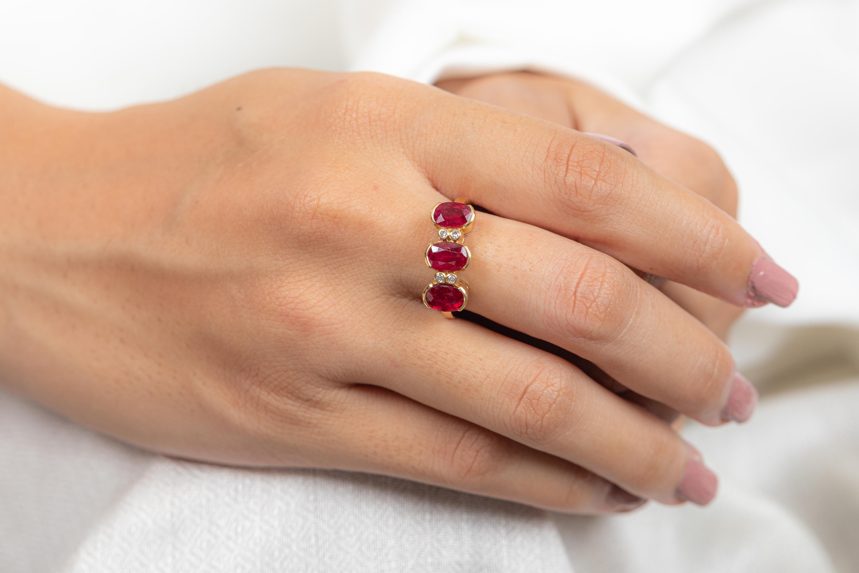 Im Angebot: Dreistein-Rubin-Diamant-Ring aus 18 Karat Gelbgold () 4