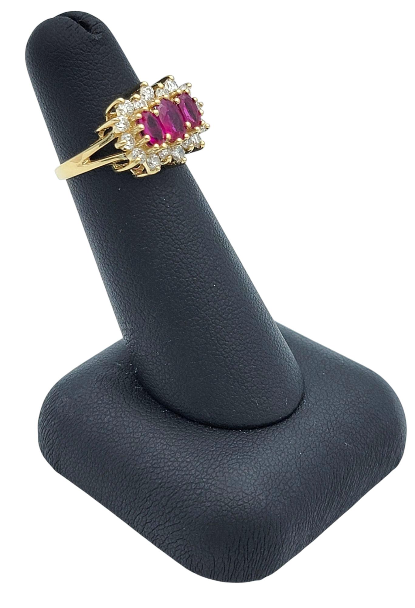 Bague à tige fendue à trois pierres en or jaune 14 carats avec halo de diamants en vente 4