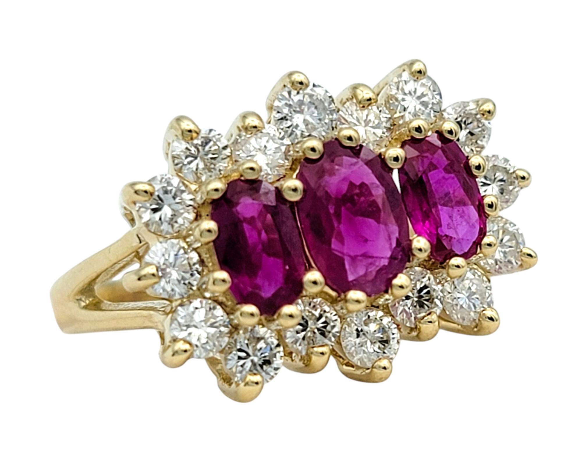 Taille de l'anneau : 5

Exprimez l'élégance et la beauté intemporelle avec cette superbe bague en rubis et diamants, réalisée en or jaune 14 carats. Cette pièce exquise présente une rangée captivante de rubis rouges de taille ovale, dont la teinte