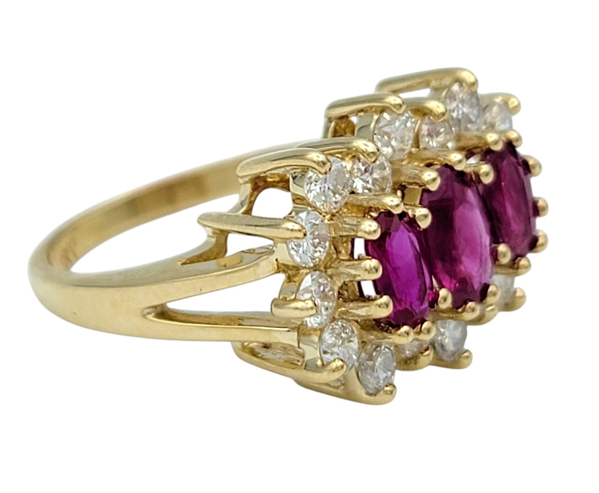 Contemporain Bague à tige fendue à trois pierres en or jaune 14 carats avec halo de diamants en vente