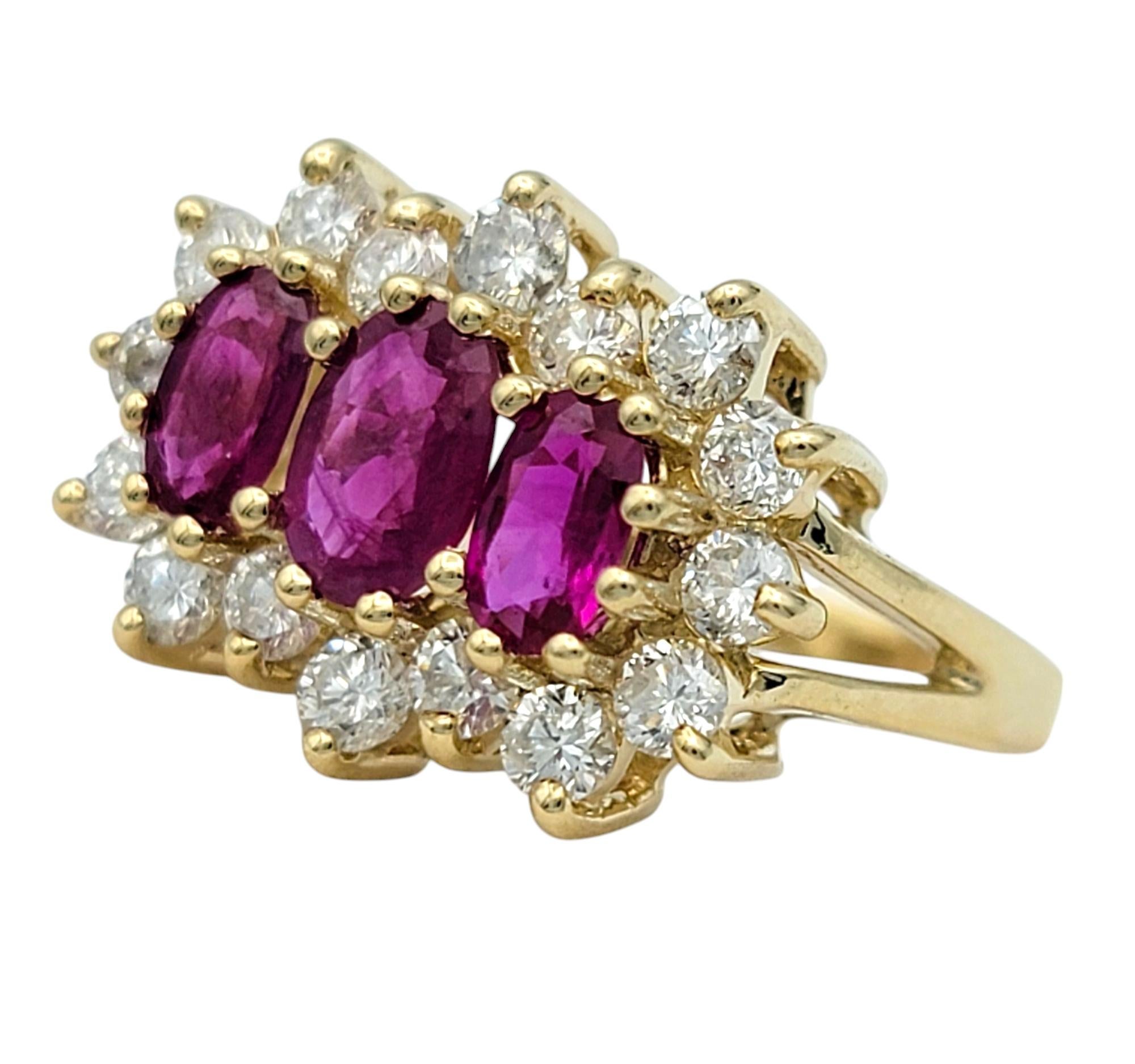 Taille ovale Bague à tige fendue à trois pierres en or jaune 14 carats avec halo de diamants en vente