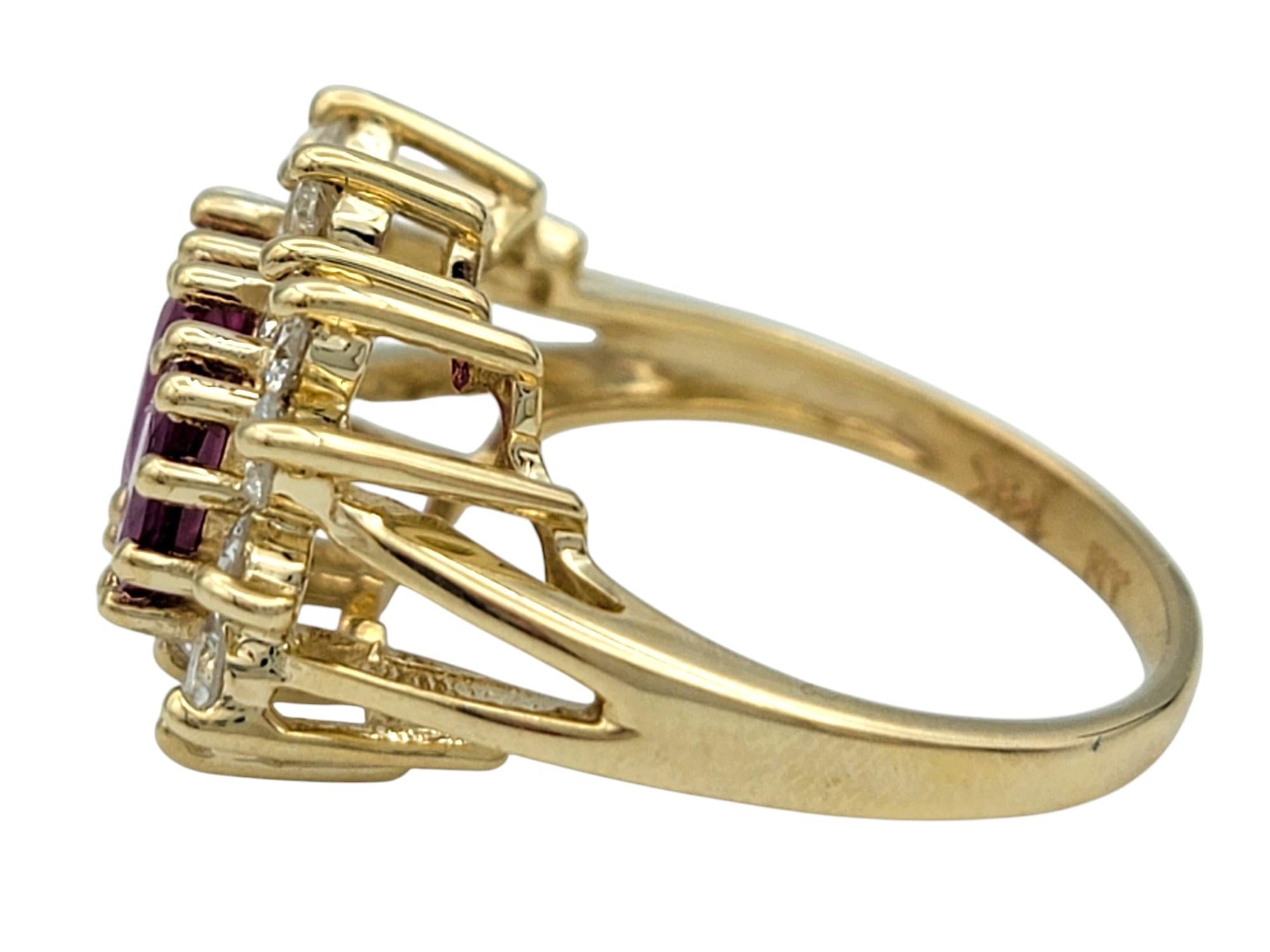 Bague à tige fendue à trois pierres en or jaune 14 carats avec halo de diamants Bon état - En vente à Scottsdale, AZ