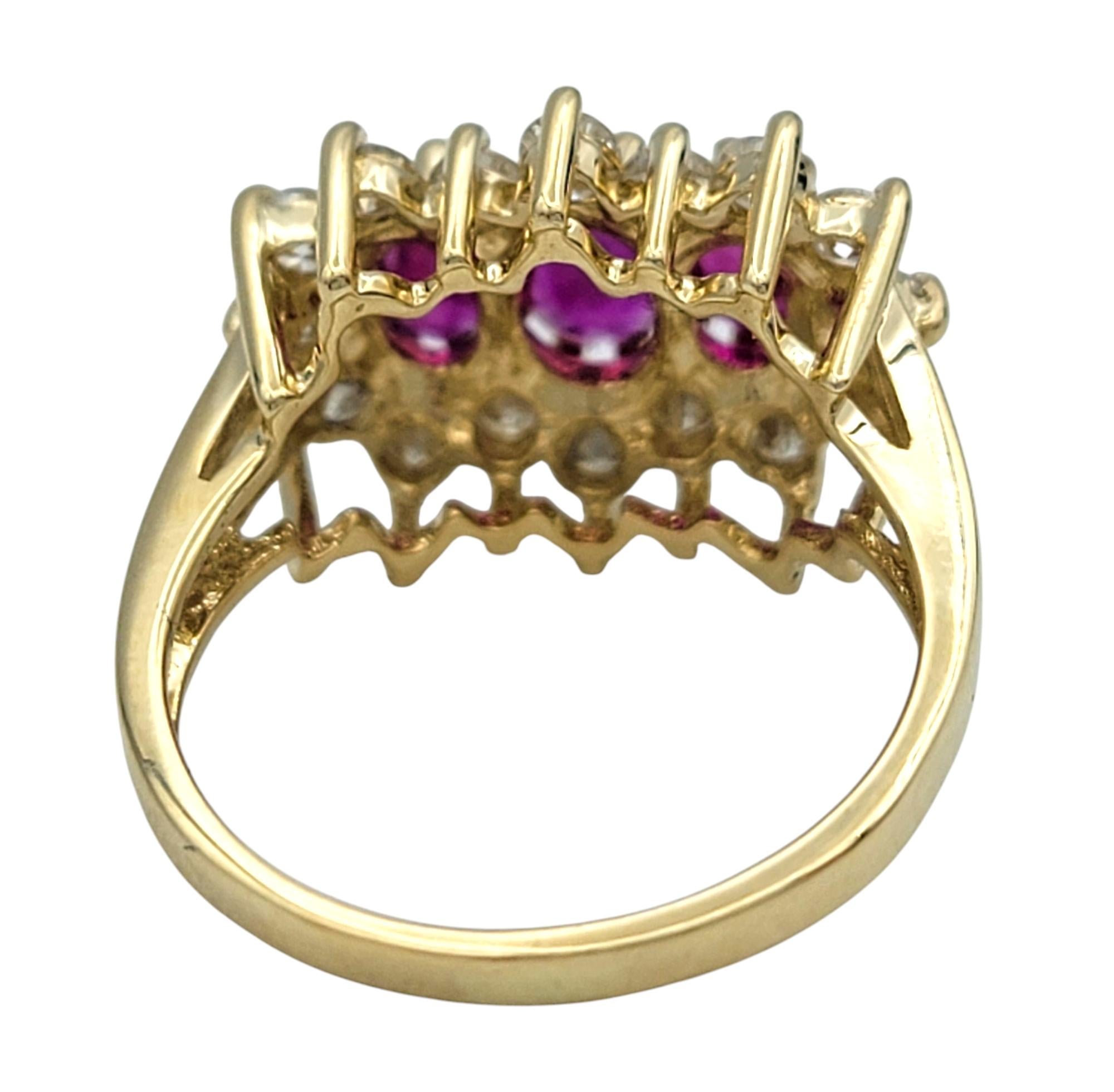 Bague à tige fendue à trois pierres en or jaune 14 carats avec halo de diamants Pour femmes en vente