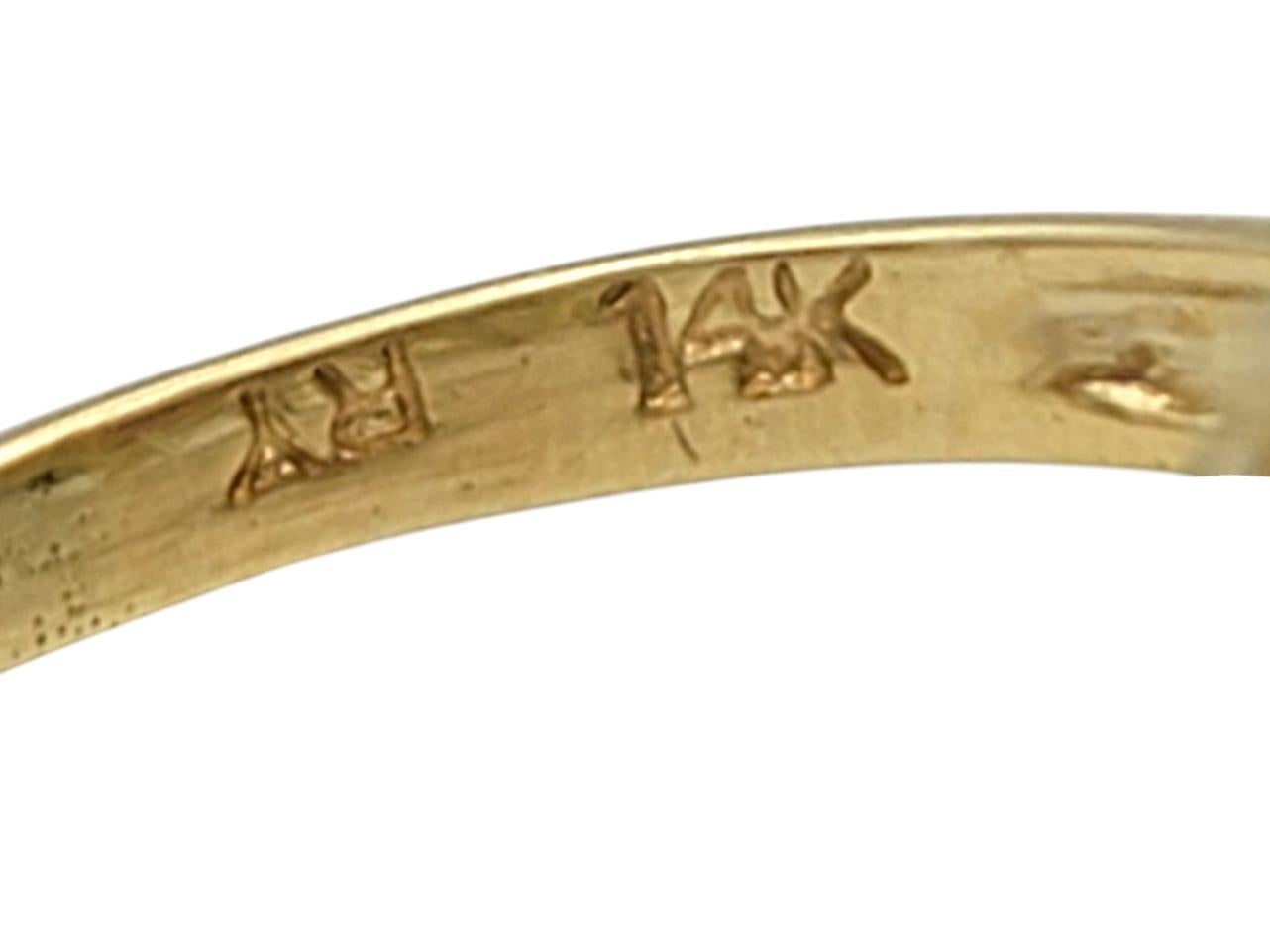 Bague à tige fendue à trois pierres en or jaune 14 carats avec halo de diamants en vente 1