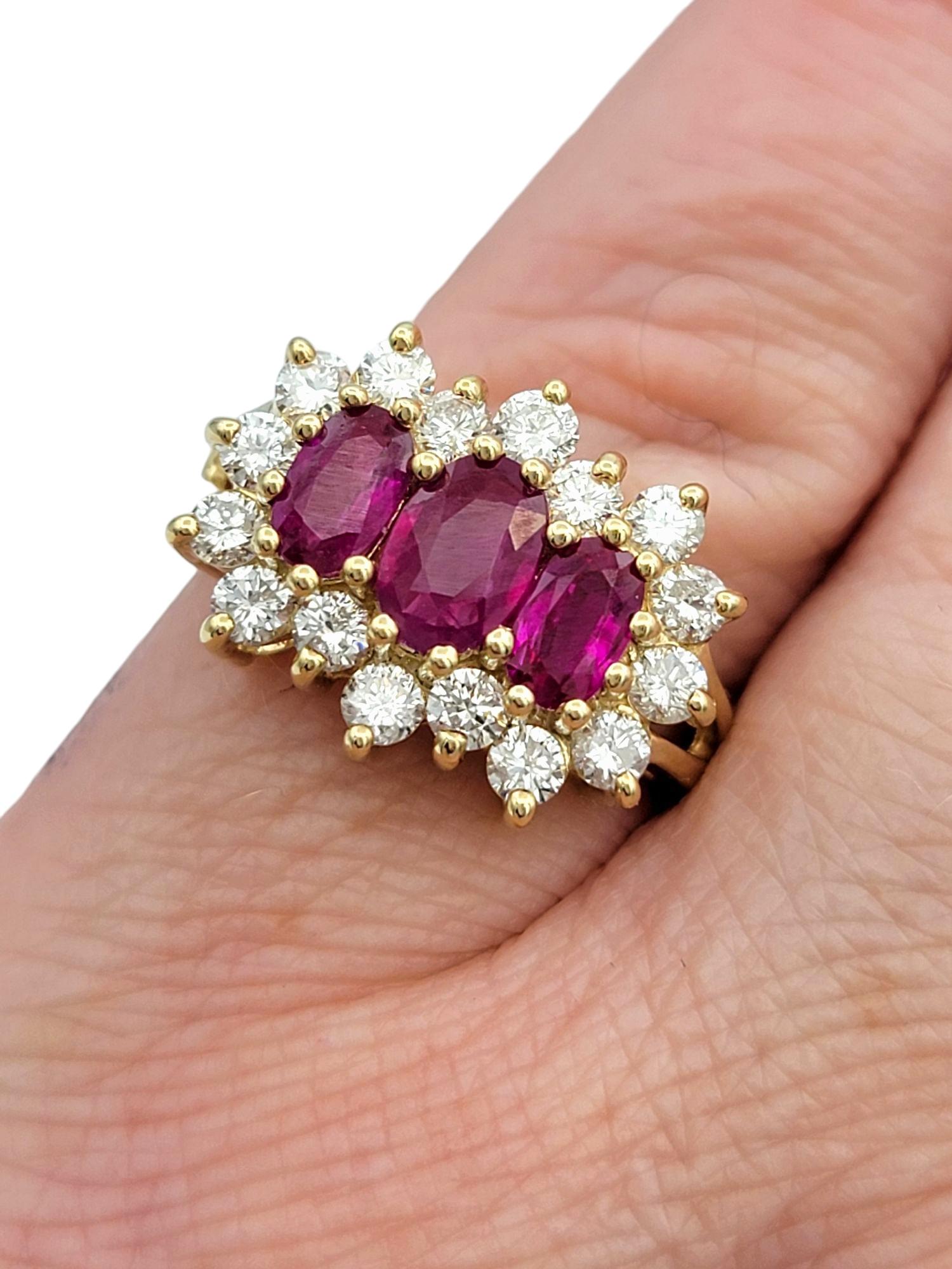 Bague à tige fendue à trois pierres en or jaune 14 carats avec halo de diamants en vente 2