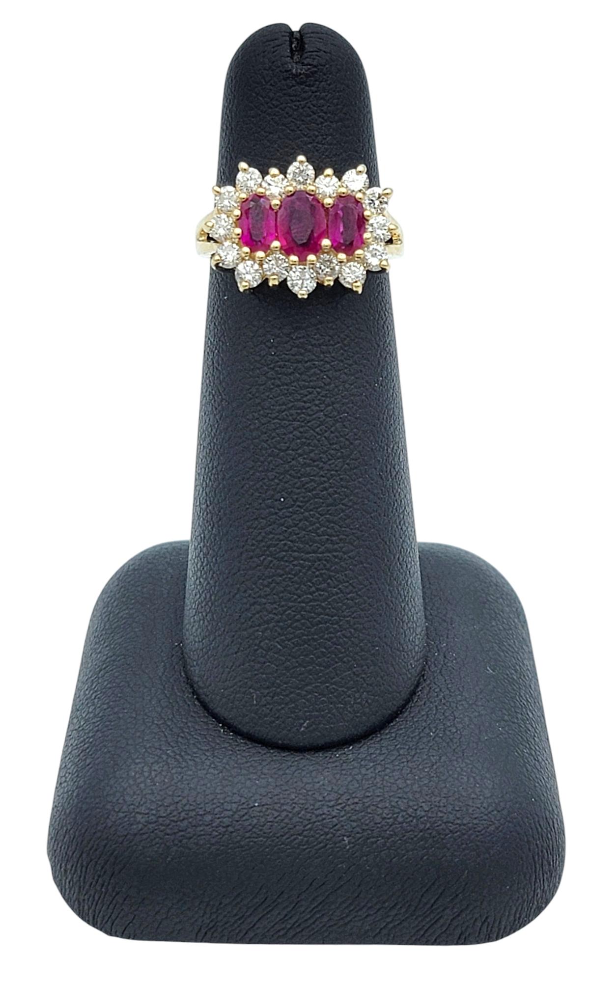 Bague à tige fendue à trois pierres en or jaune 14 carats avec halo de diamants en vente 3