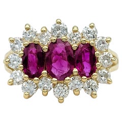 Dreistein-Rubinring mit geteiltem Schaft und Diamant-Halo aus 14 Karat Gelbgold